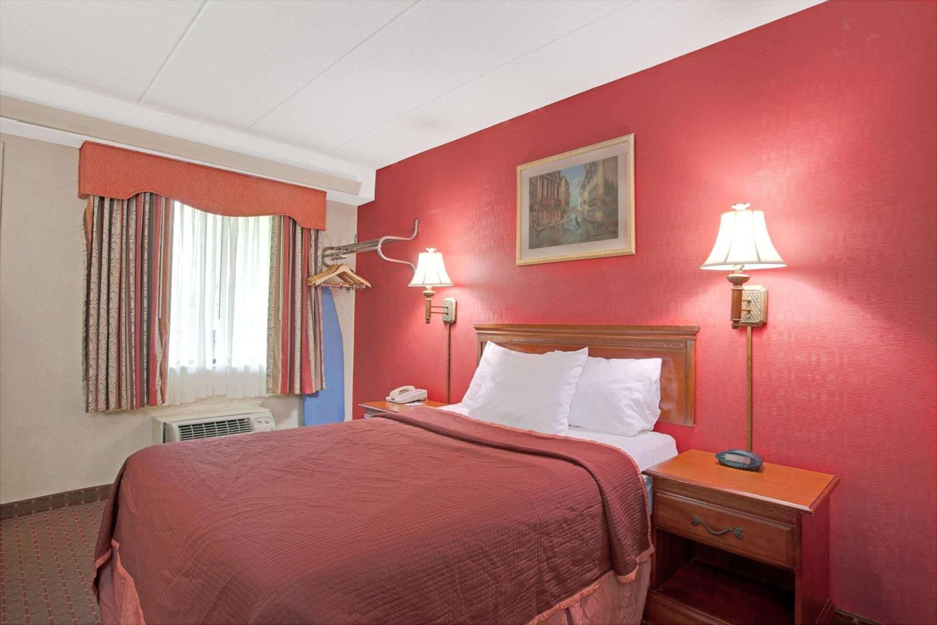 TraveIodge by Wyndham Parsippany photo 8