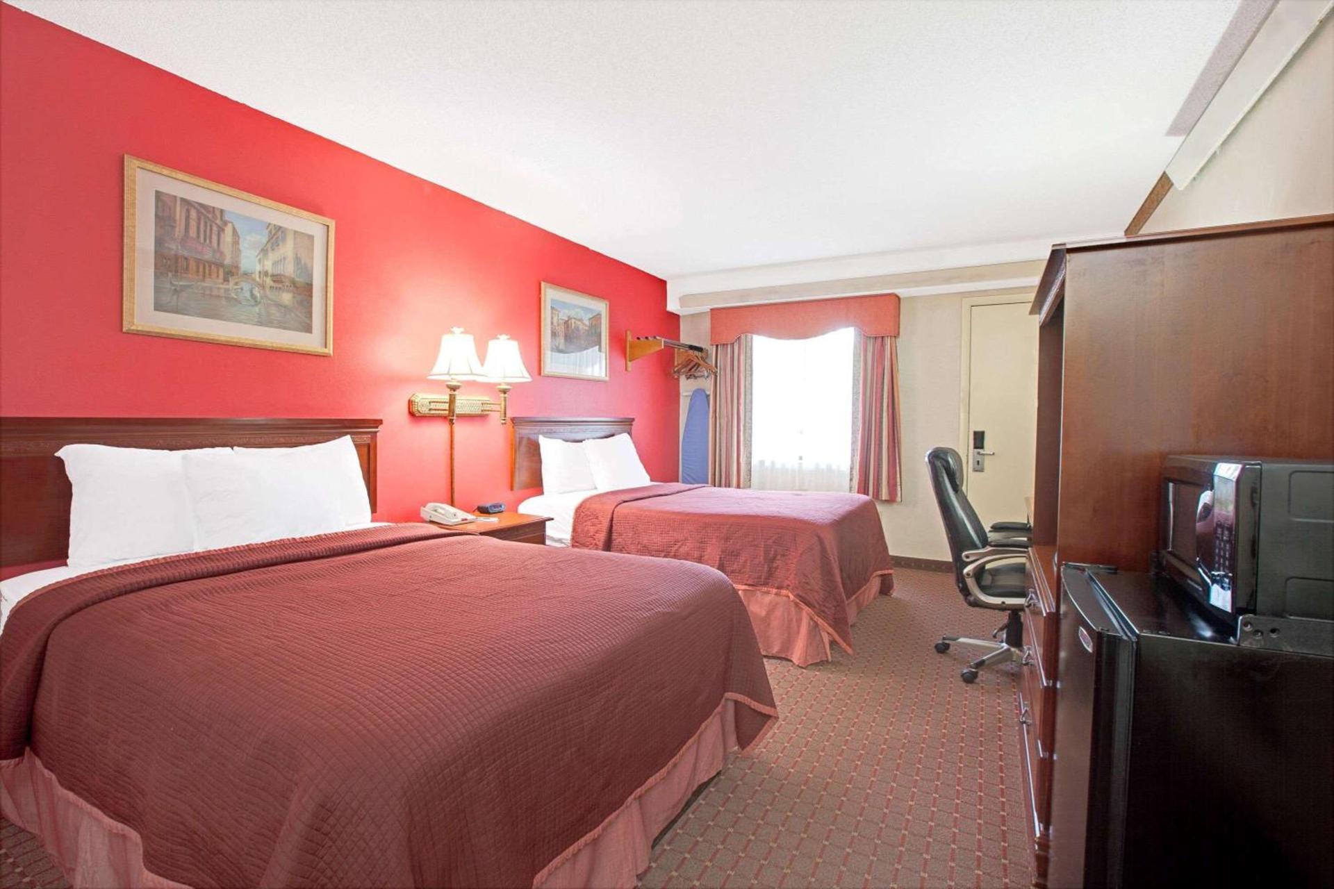 TraveIodge by Wyndham Parsippany photo 5