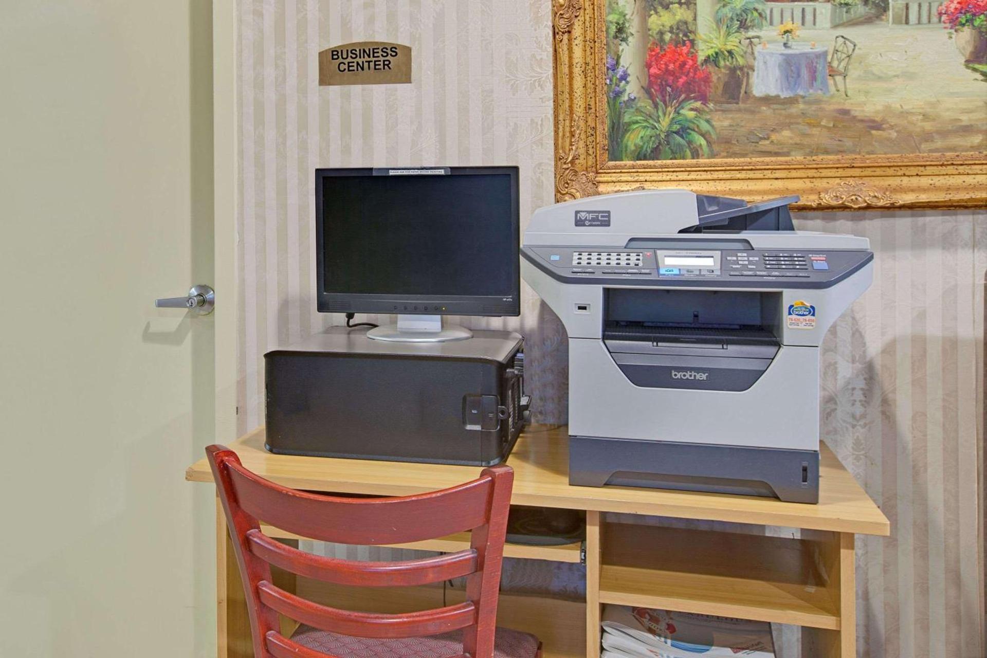 TraveIodge by Wyndham Parsippany photo 11