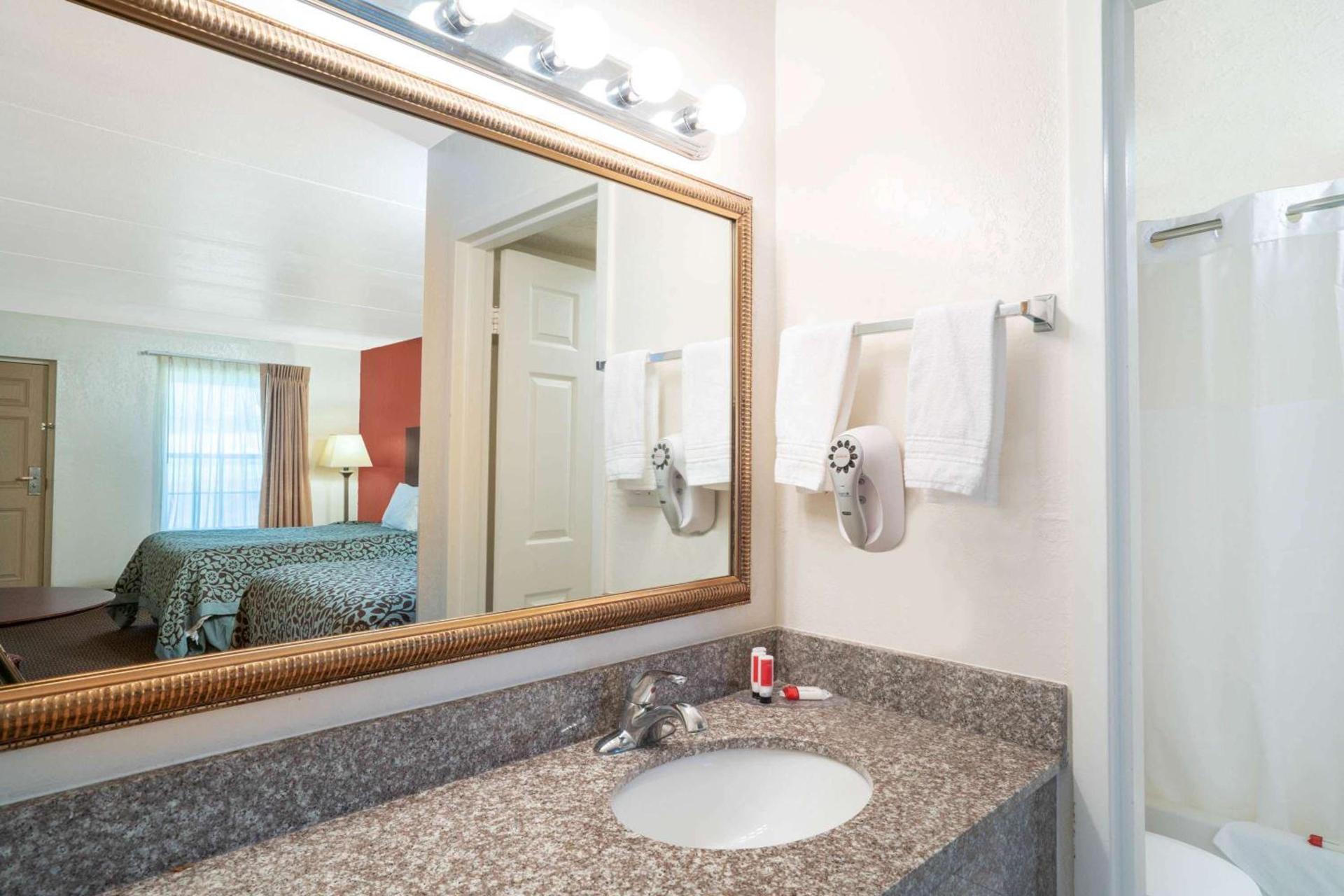 Days Inn by Wyndham Cave City photo 12