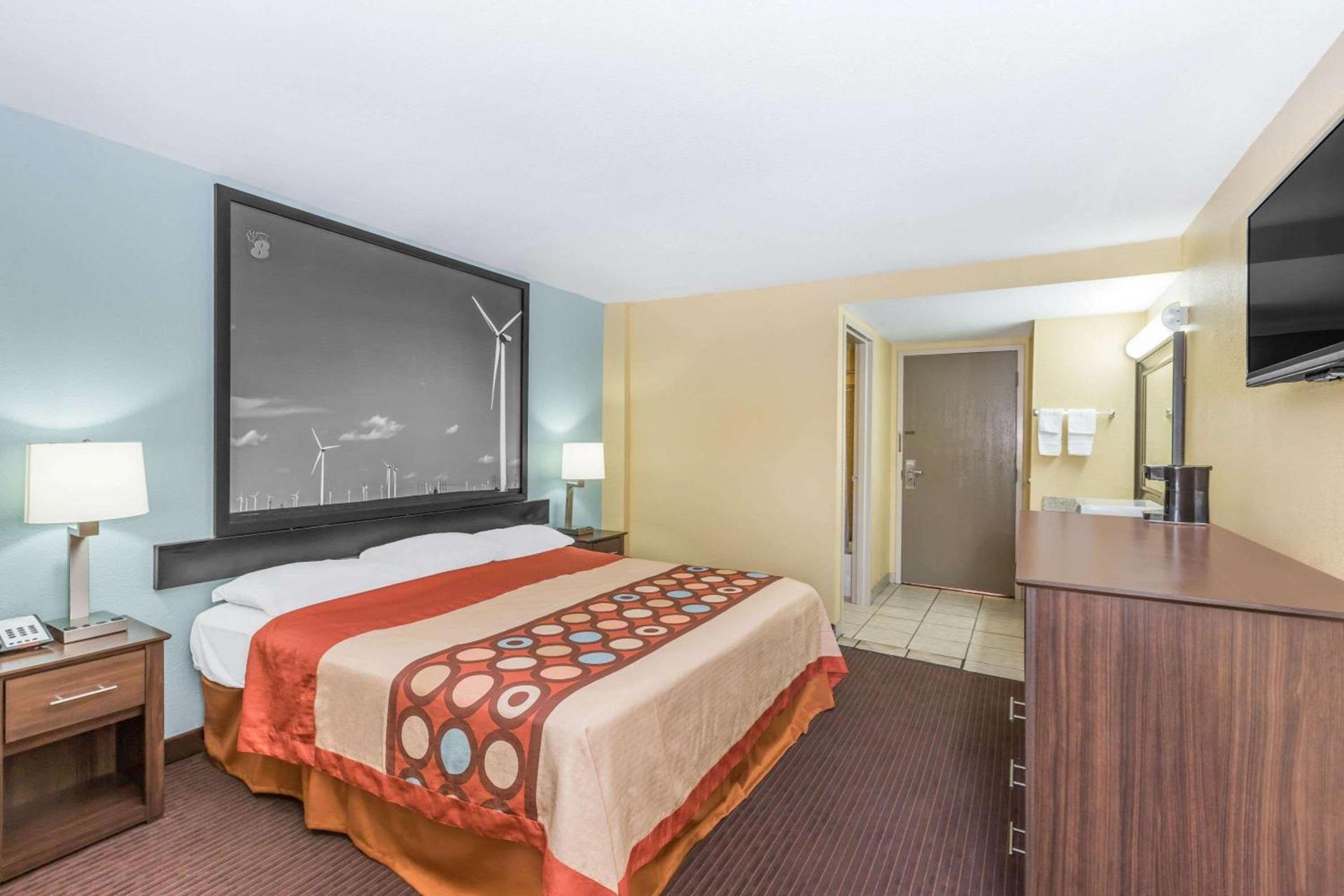 Super 8 by Wyndham Wichita Airport West Kellogg photo 18
