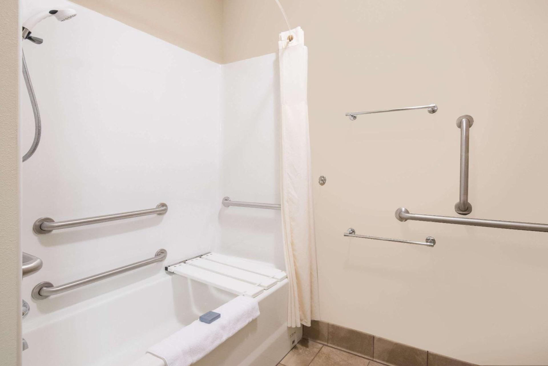 Hawthorn Extended Stay by Wyndham Dickinson photo 15