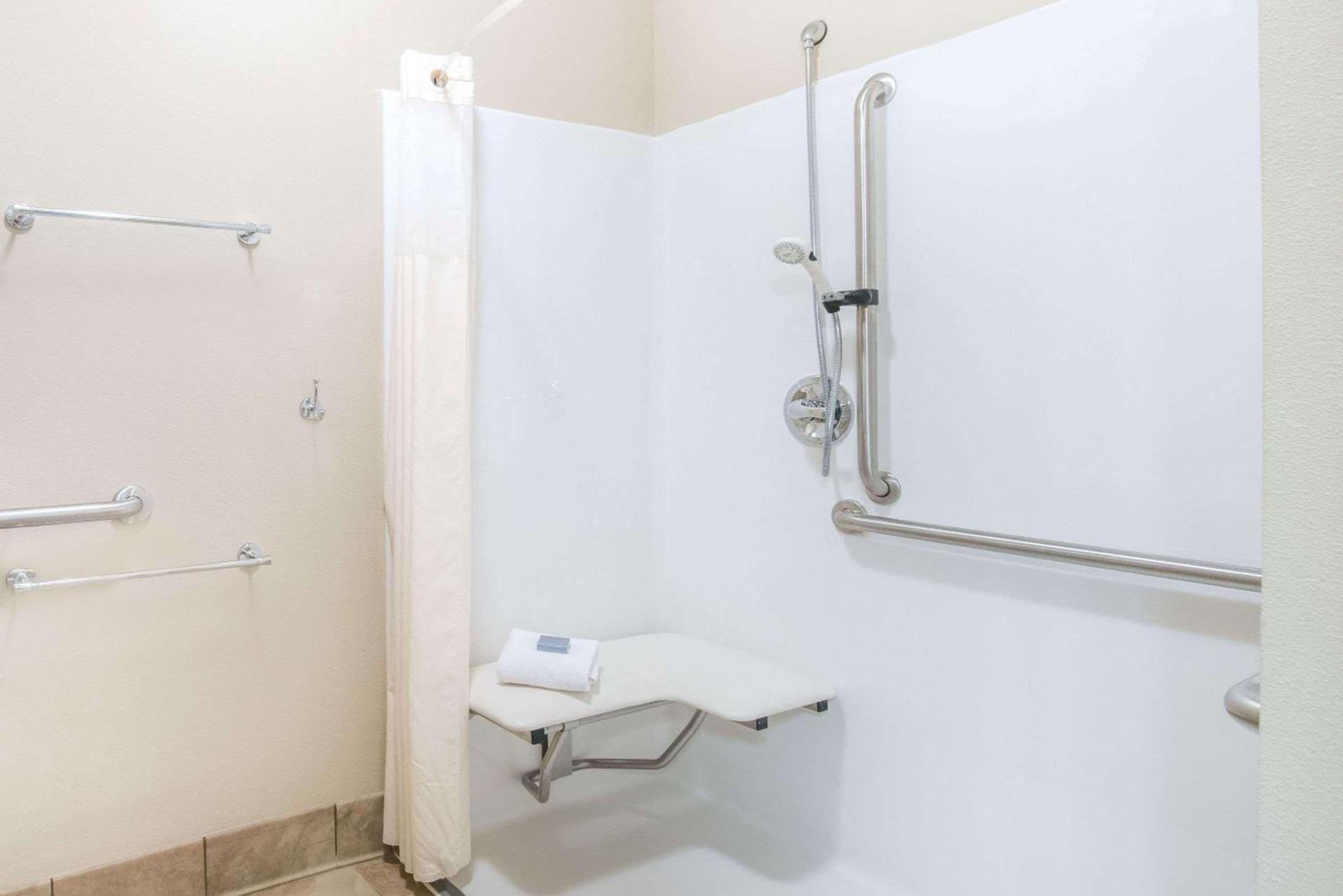 Hawthorn Extended Stay by Wyndham Dickinson photo 17