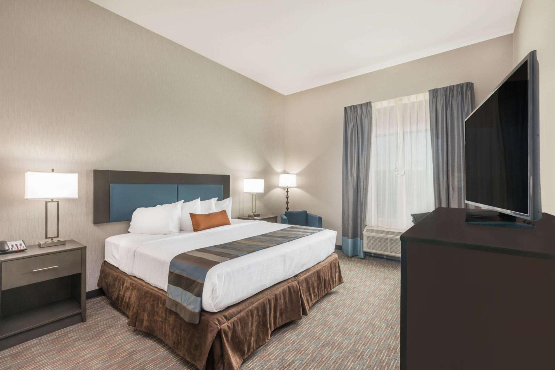 Wingate by Wyndham Lubbock photo 49