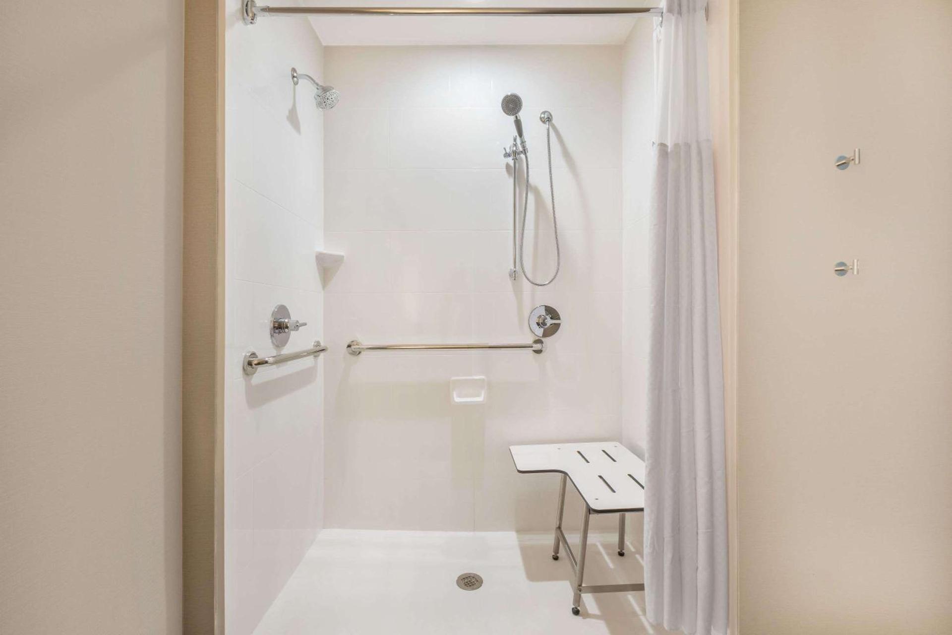 Wingate by Wyndham Lubbock photo 39