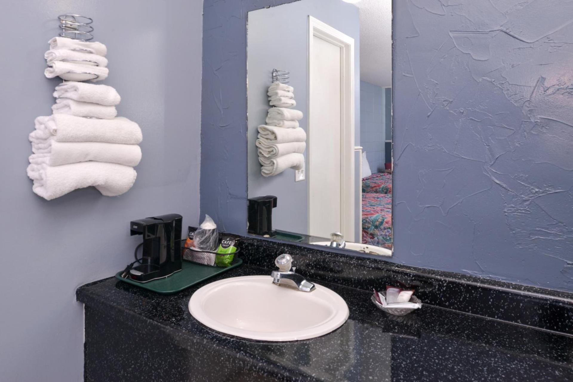 Americas Best Value Inn & Suites Branson - Near the Strip photo 12
