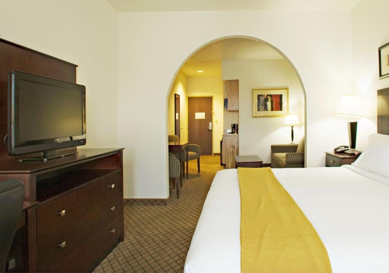 Holiday Inn Express & Suites Childress by IHG photo 8