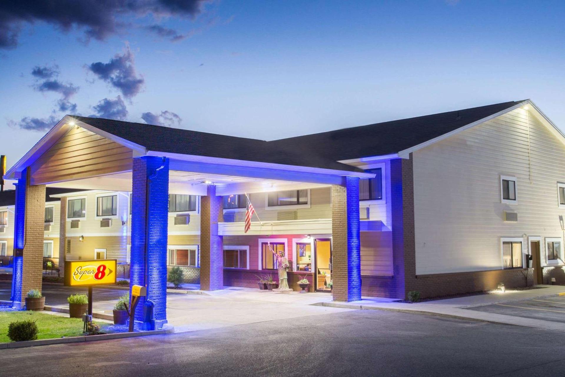 Super 8 by Wyndham Baker City photo 2