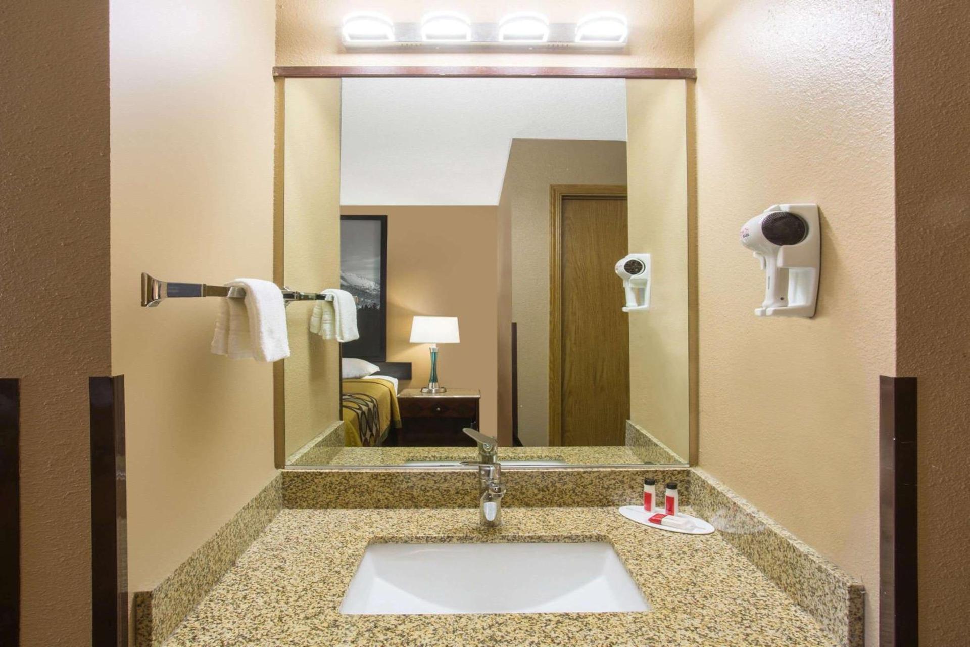Super 8 by Wyndham Baker City photo 7