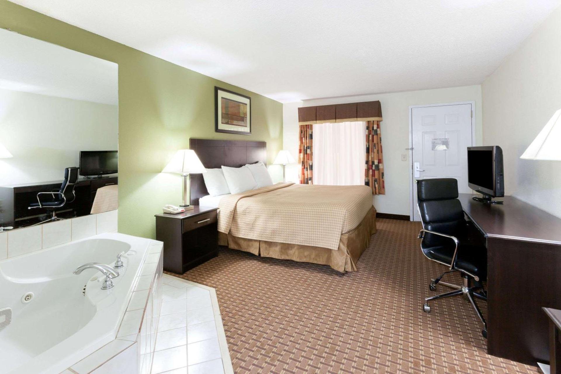 Super 8 by Wyndham Decatur/Dntn/Atlanta Area photo 12