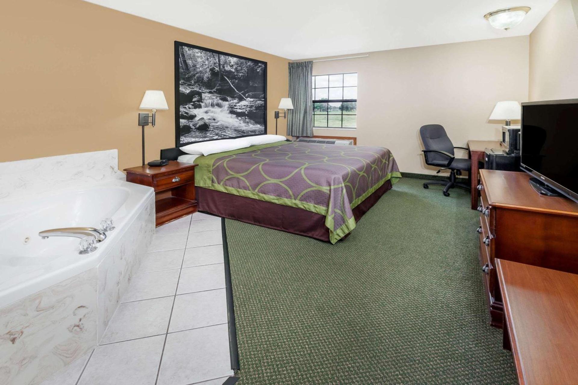 Super 8 by Wyndham Pine Bluff photo 7