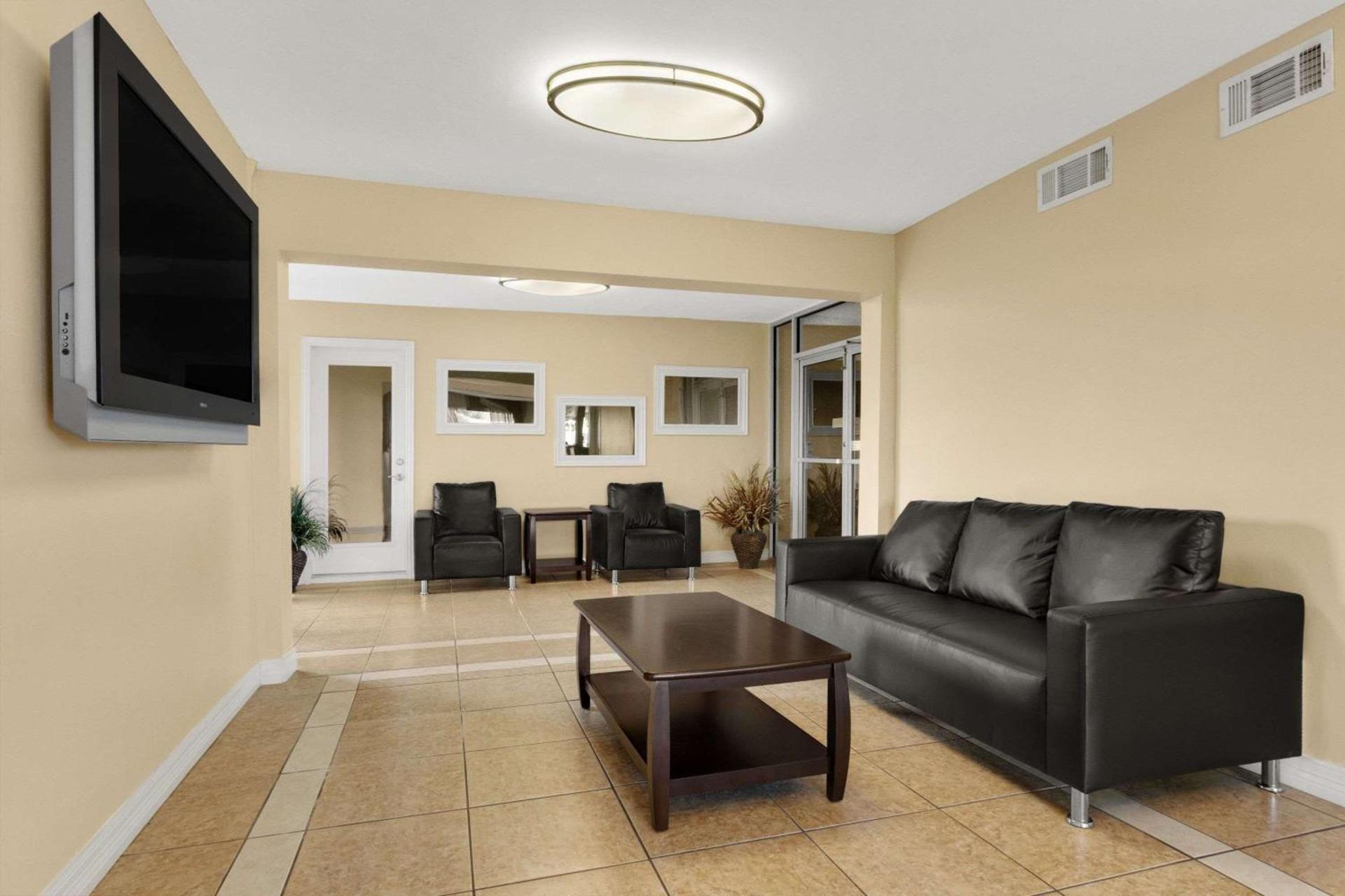 Super 8 by Wyndham Fort Worth TX photo 3