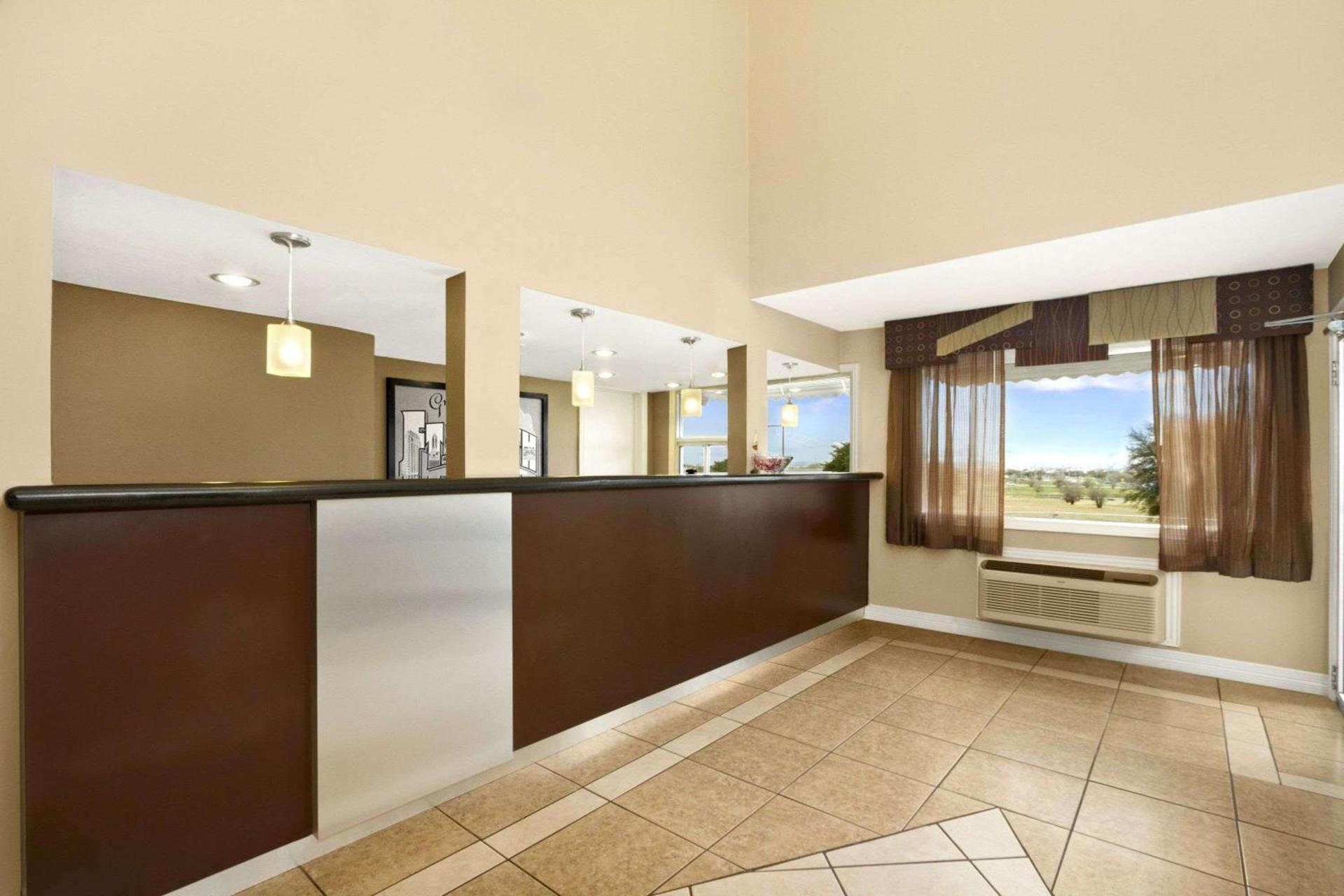 Super 8 by Wyndham Fort Worth TX photo 2