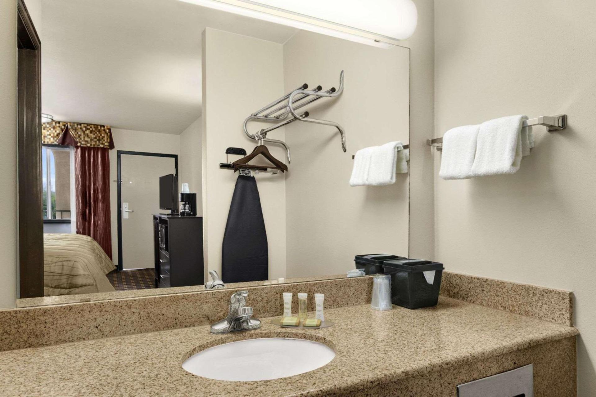 Super 8 by Wyndham Fort Worth TX photo 4