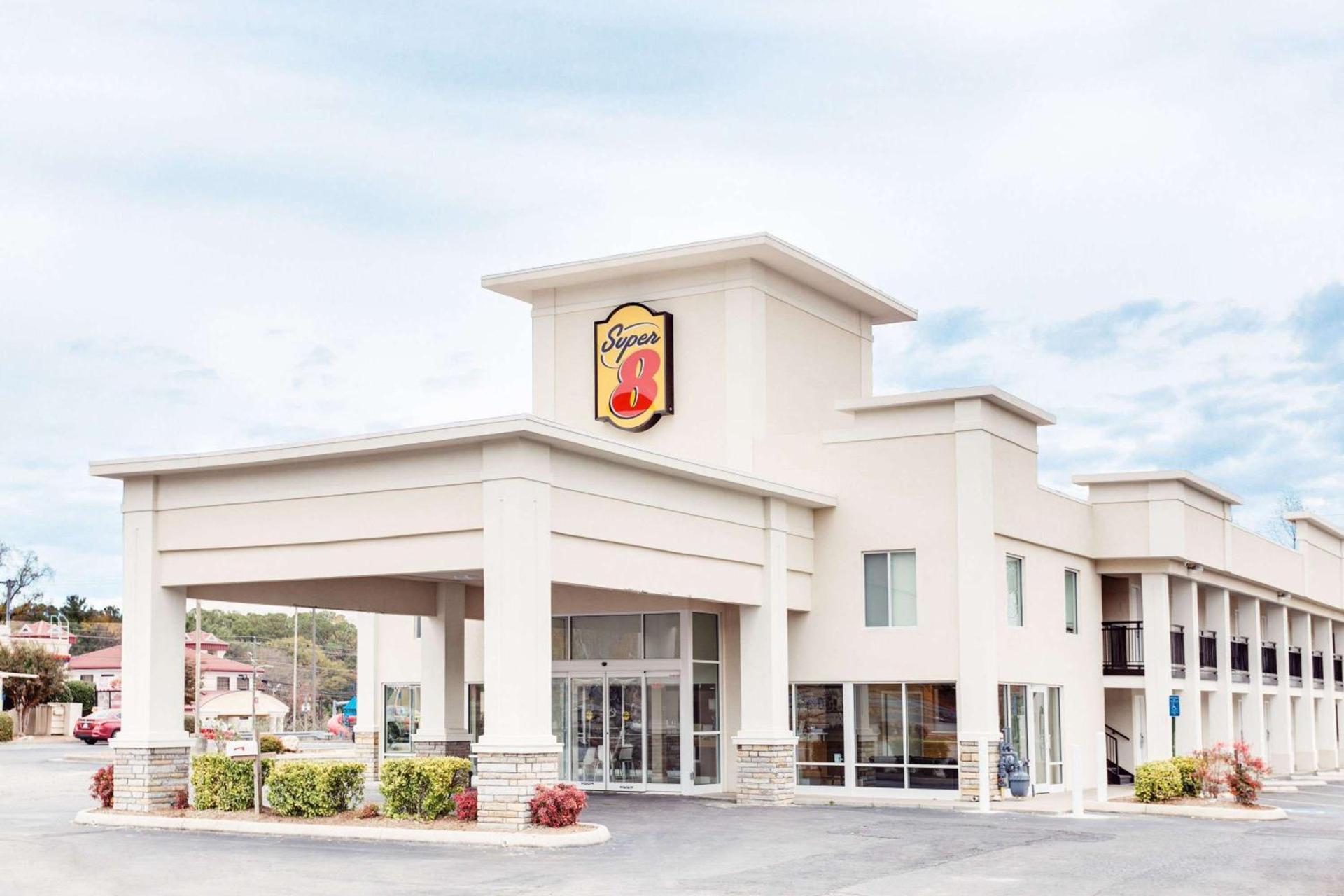 Super 8 by Wyndham Dalton — hotel in Dalton