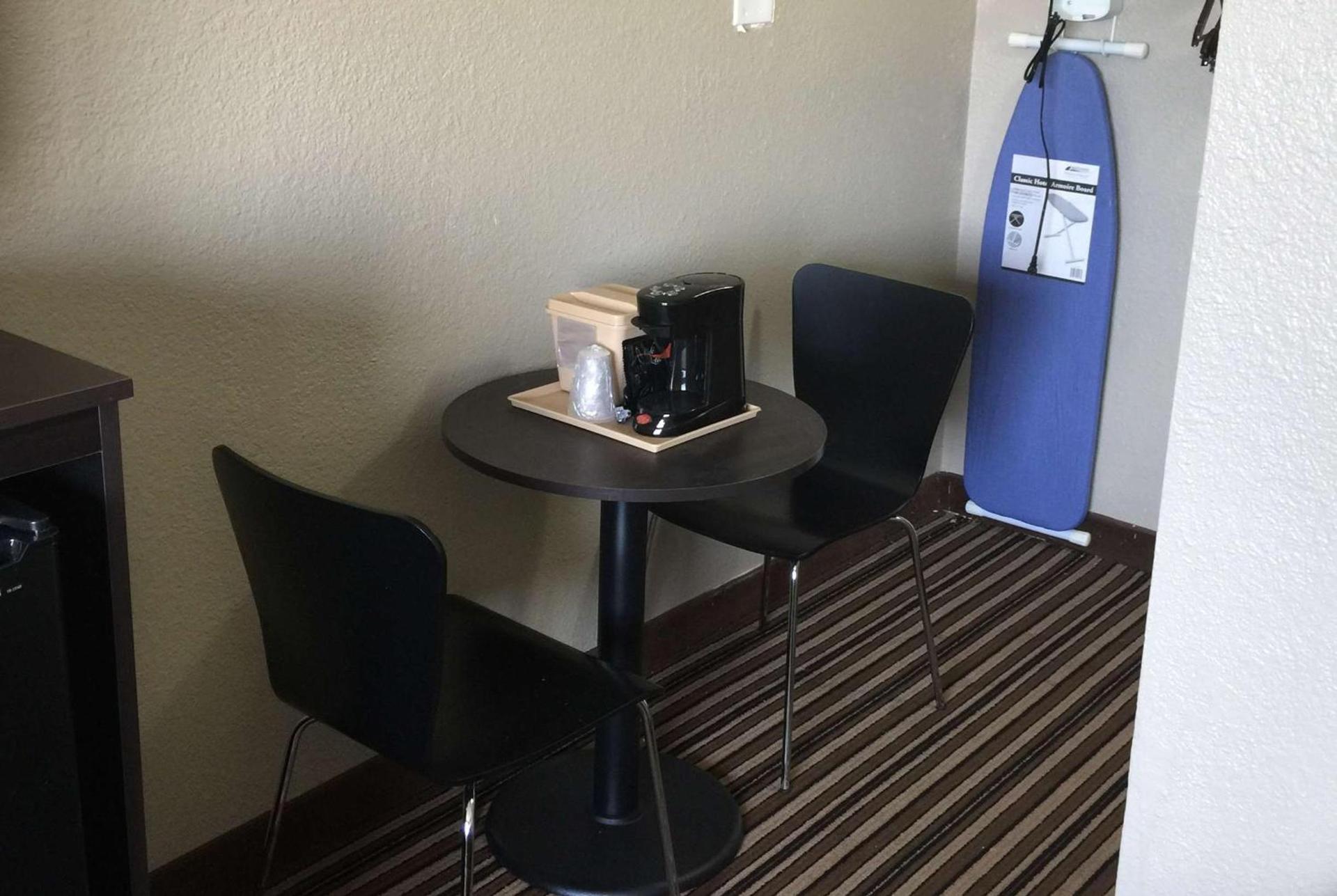 Super 8 by Wyndham Florence photo 14