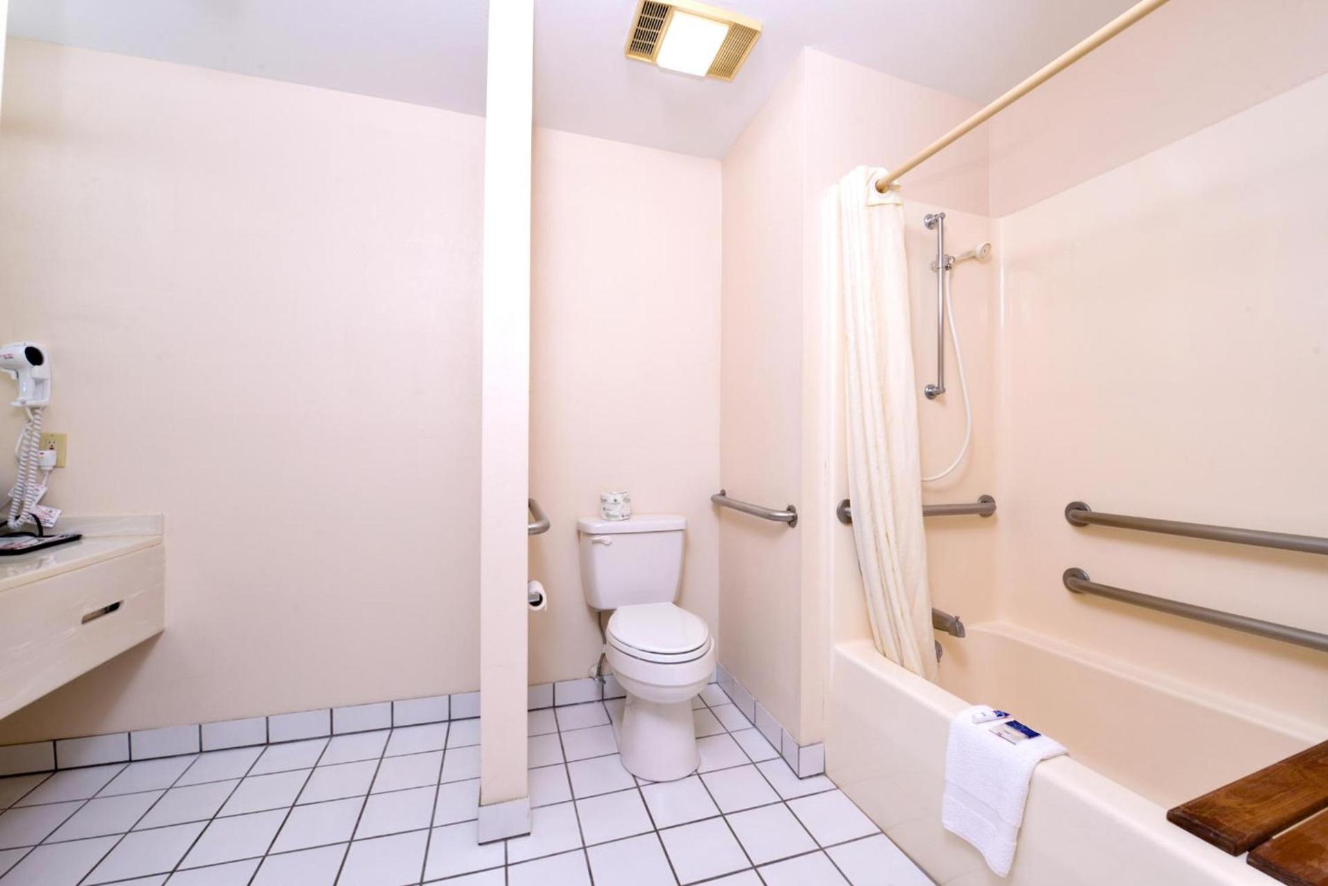 Americas Best Value Inn Sullivan photo 12