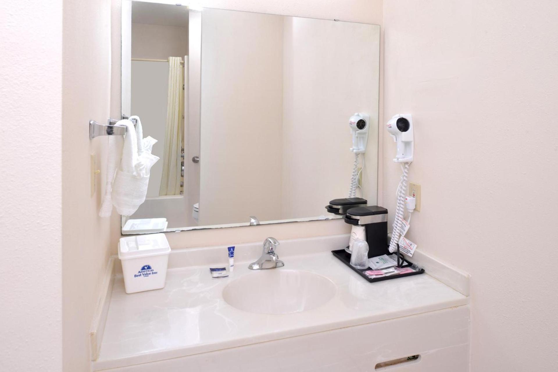 Americas Best Value Inn Sullivan photo 11