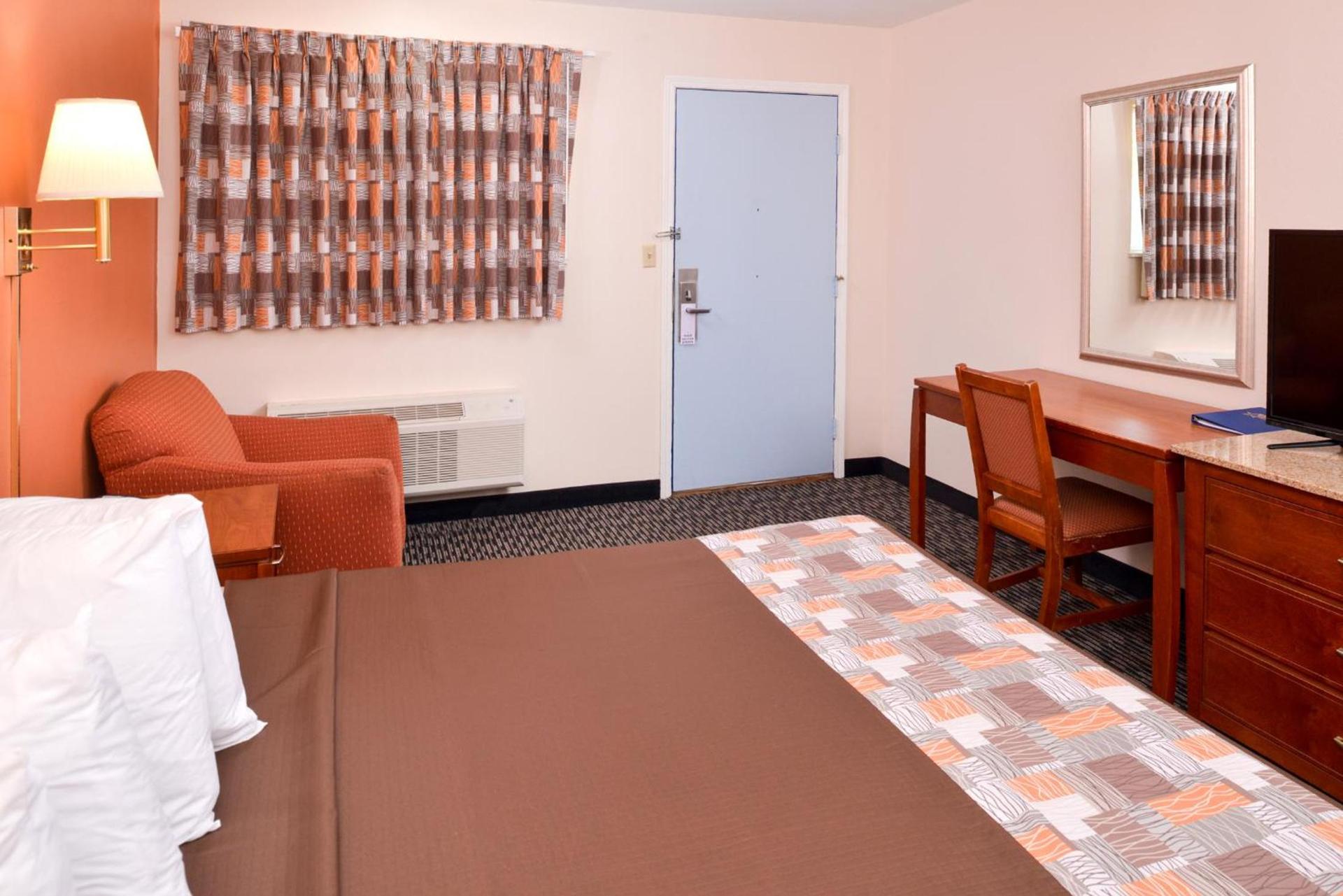 Americas Best Value Inn Sullivan photo 15