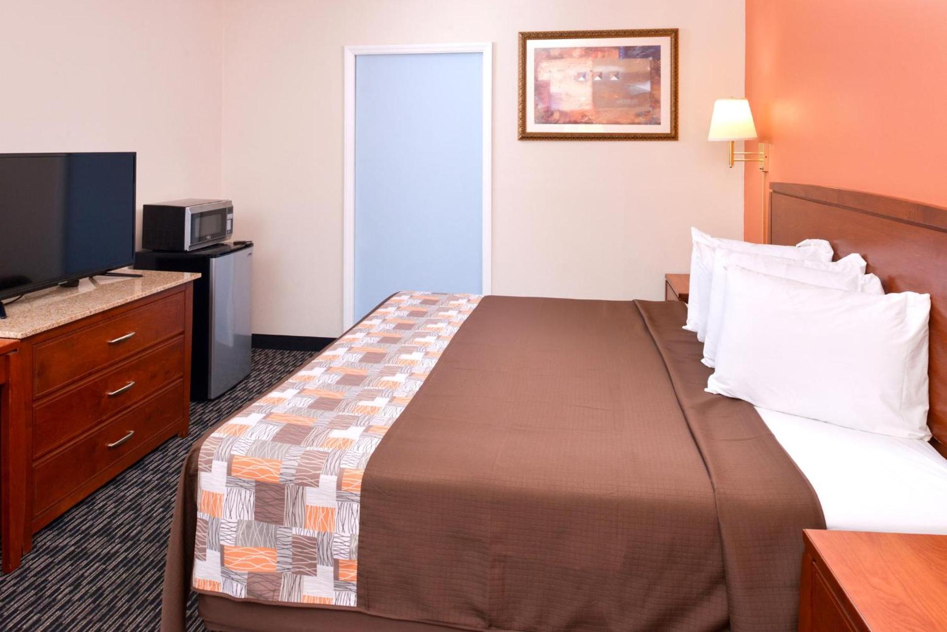 Americas Best Value Inn Sullivan photo 14