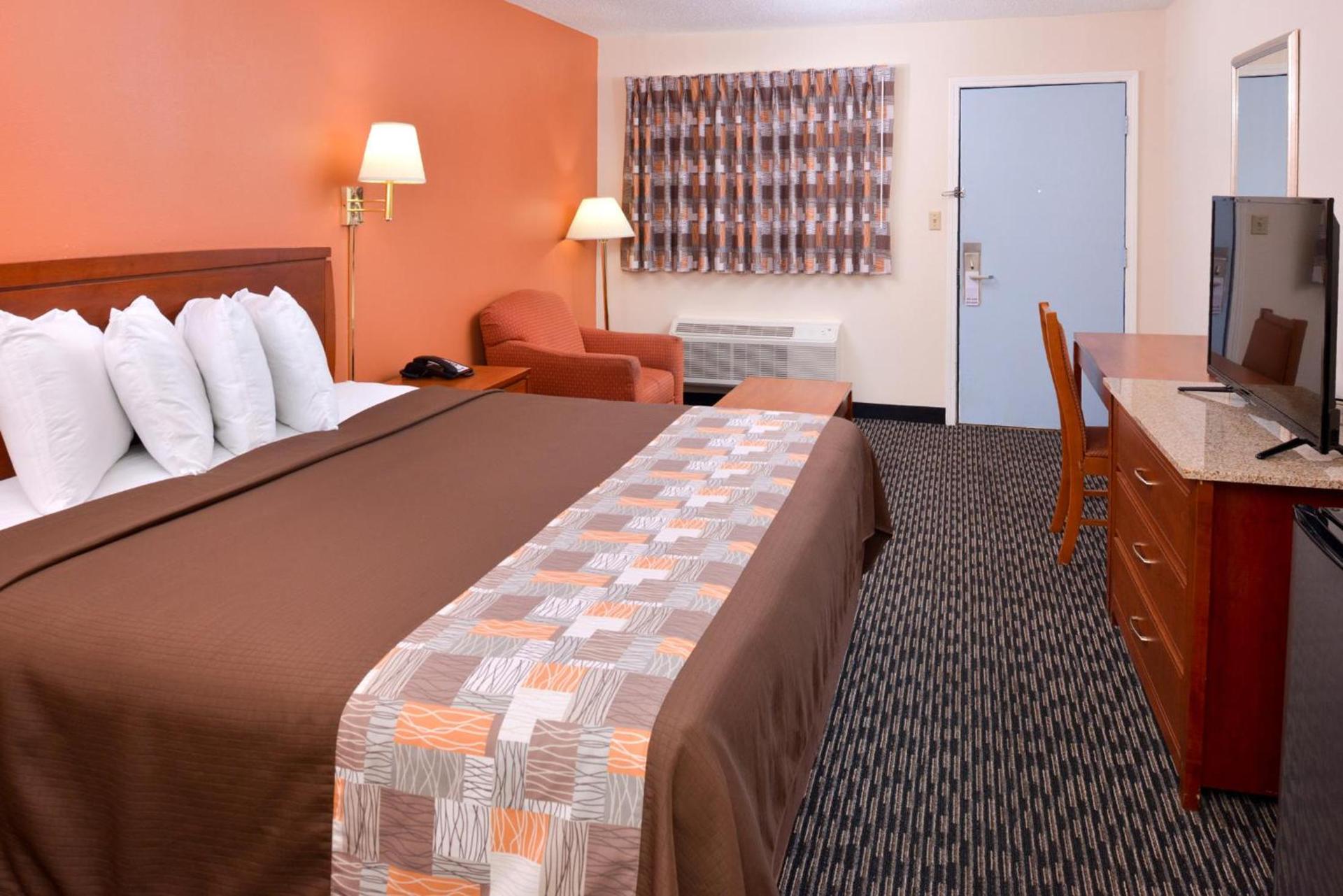 Americas Best Value Inn Sullivan photo 10