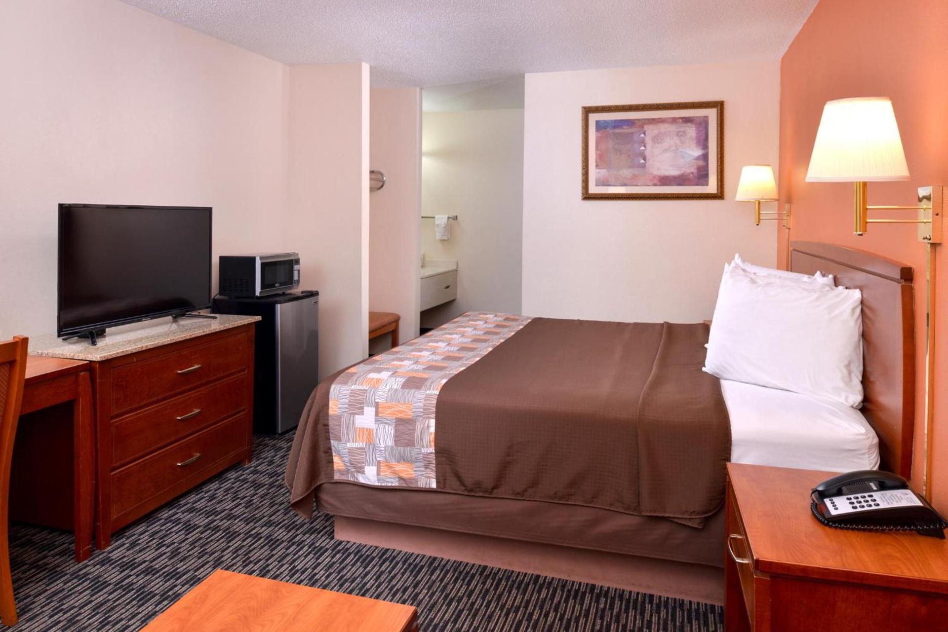 Americas Best Value Inn Sullivan photo 16