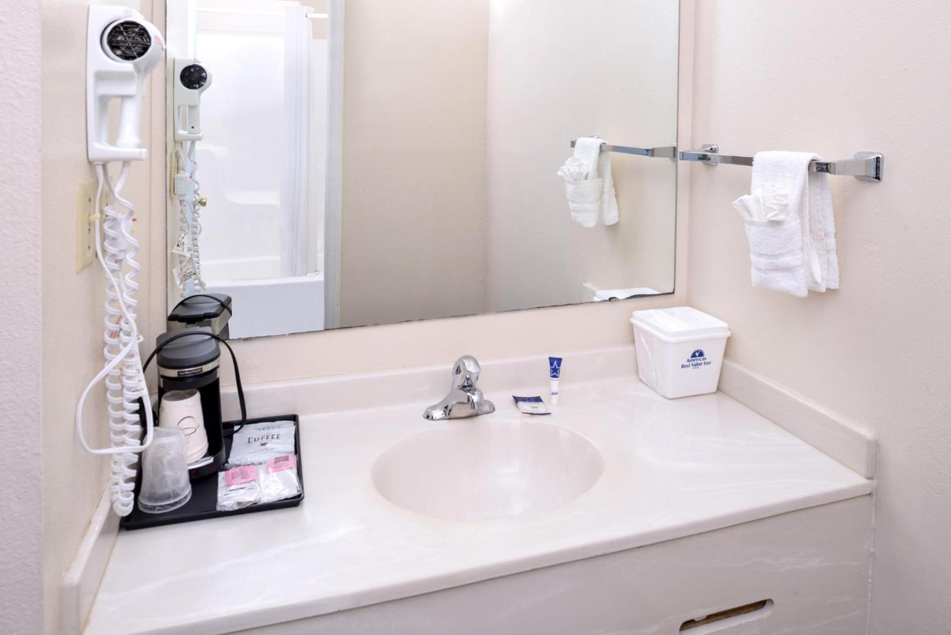 Americas Best Value Inn Sullivan photo 21