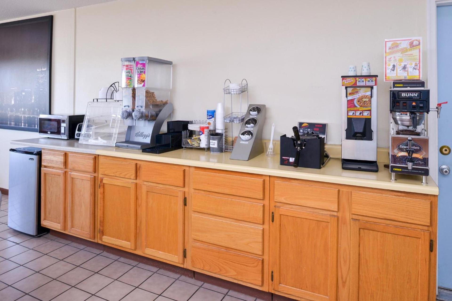Americas Best Value Inn Sullivan photo 8