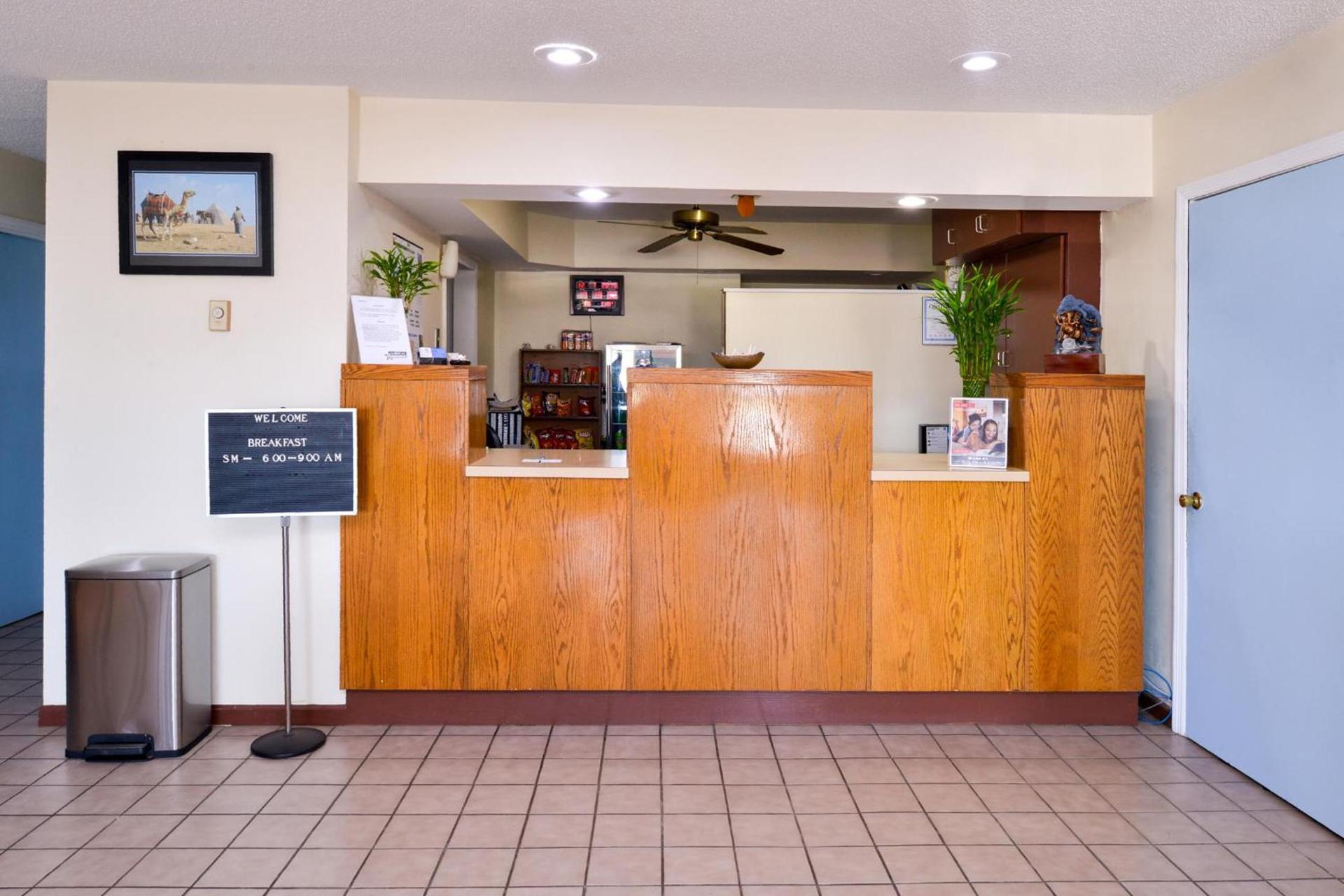 Americas Best Value Inn Sullivan photo 5