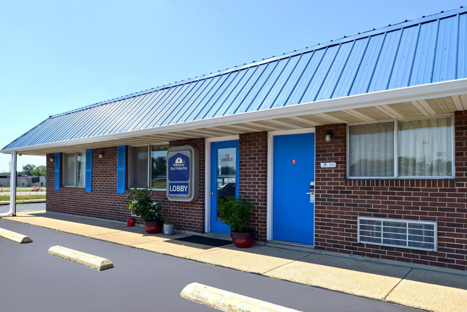 Americas Best Value Inn Sullivan photo 3