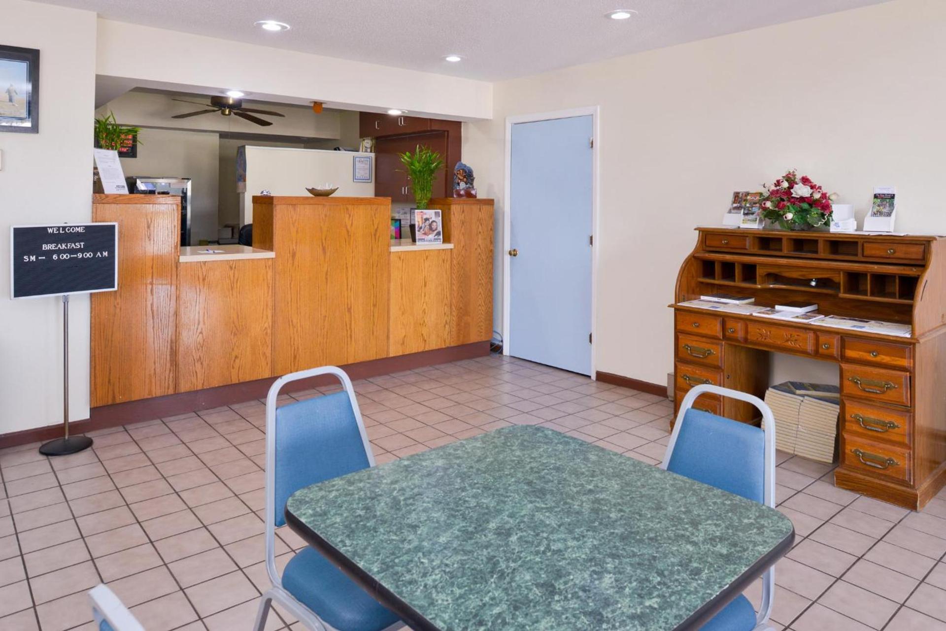 Americas Best Value Inn Sullivan photo 6