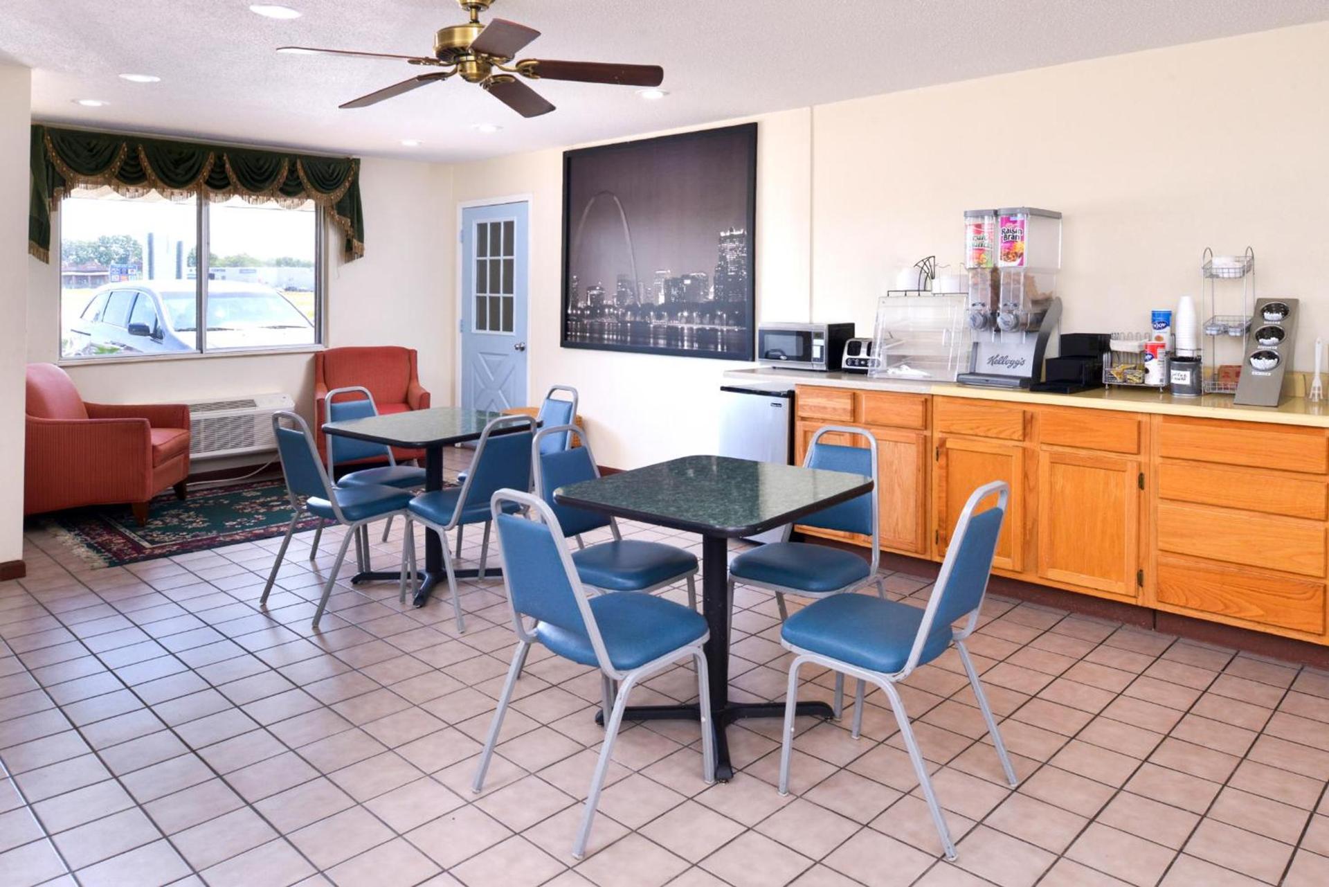 Americas Best Value Inn Sullivan photo 7