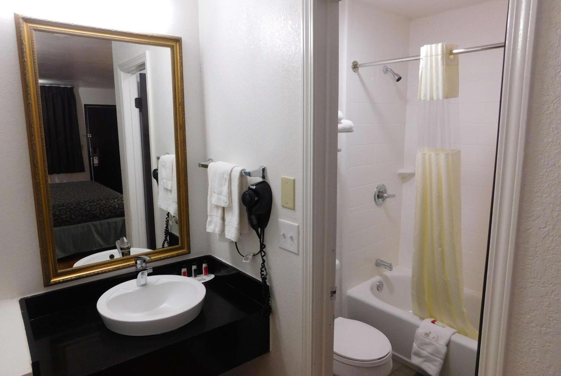 Days Inn by Wyndham Oklahoma City NW Expressway photo 8