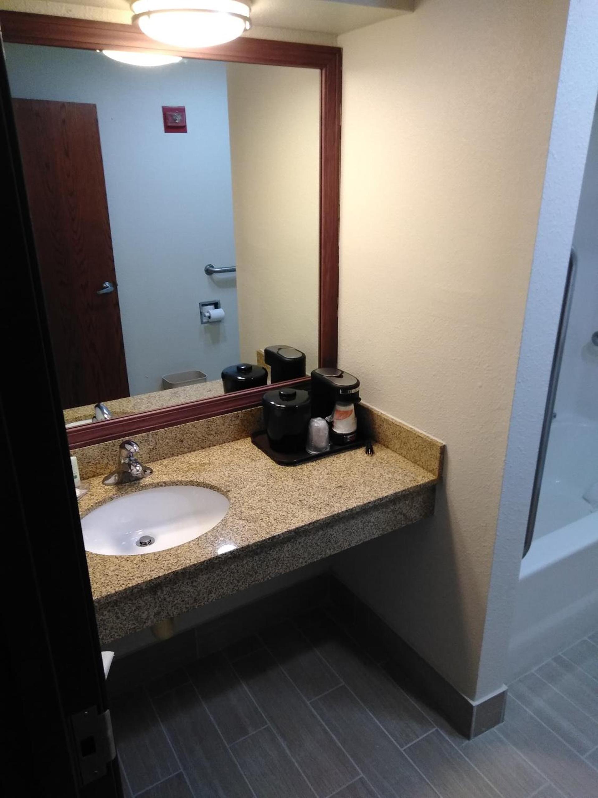Quality Inn & Suites Mount Vernon photo 48
