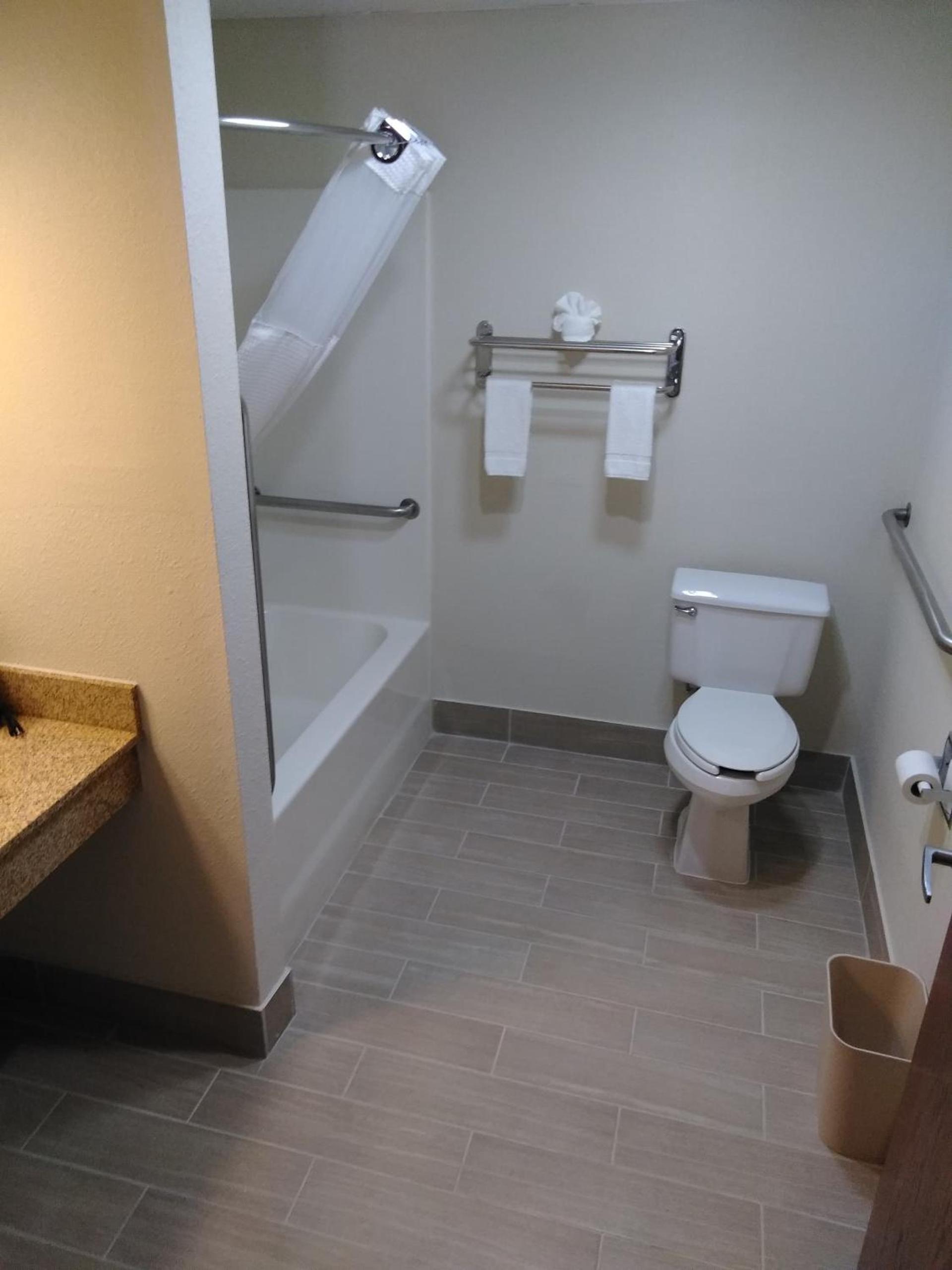 Quality Inn & Suites Mount Vernon photo 38