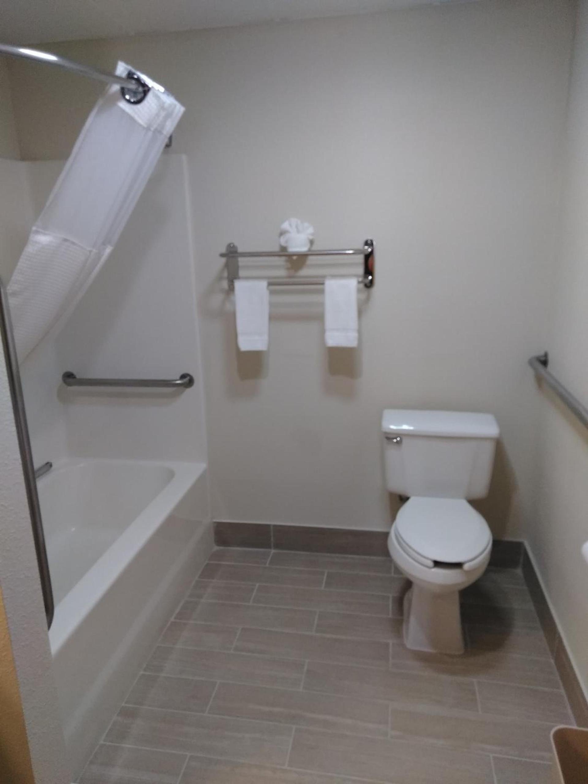 Quality Inn & Suites Mount Vernon photo 35