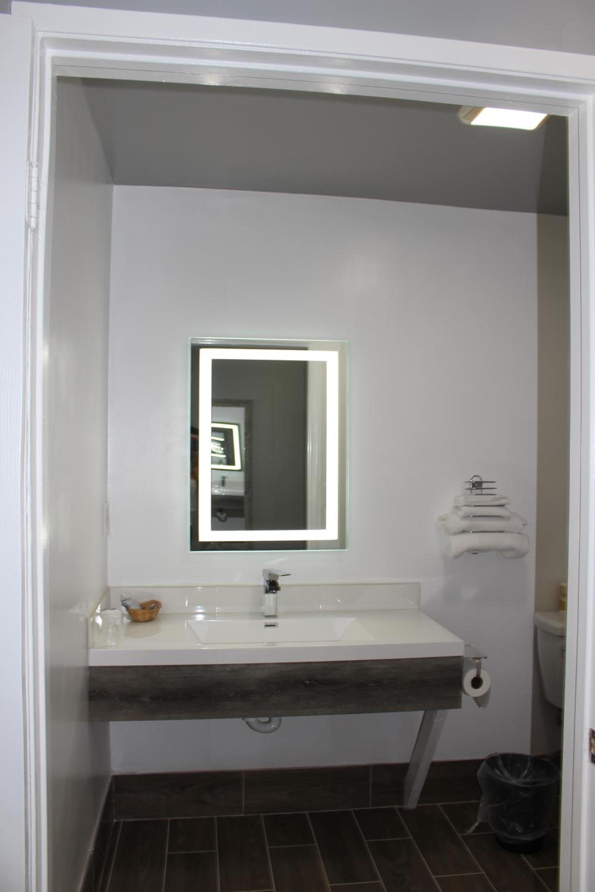 ERTH INN by AGA Los Angeles photo 12