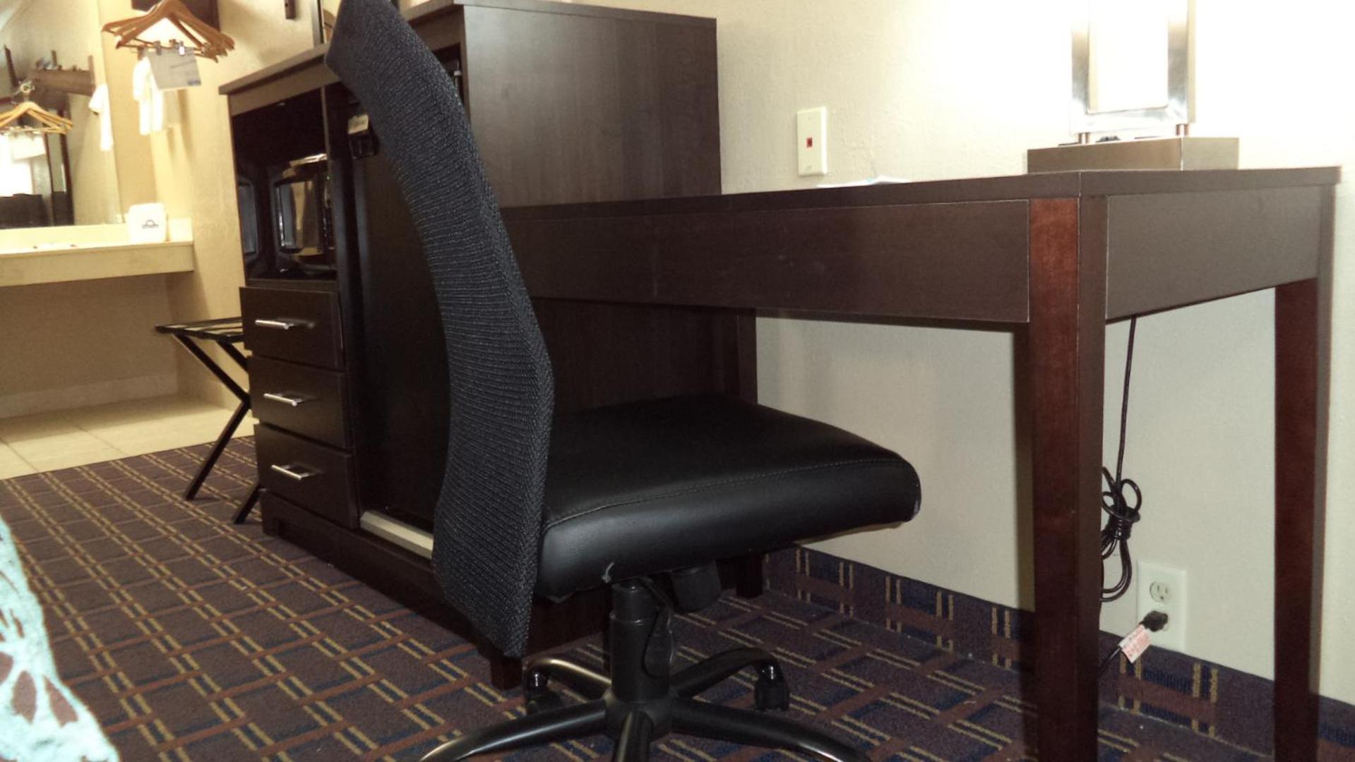 Days Inn by Wyndham Maumee/Toledo photo 23