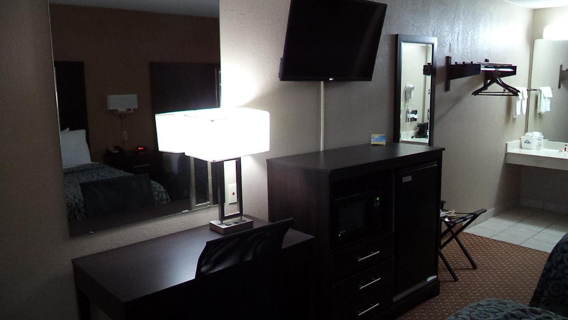 Days Inn by Wyndham Maumee/Toledo photo 24