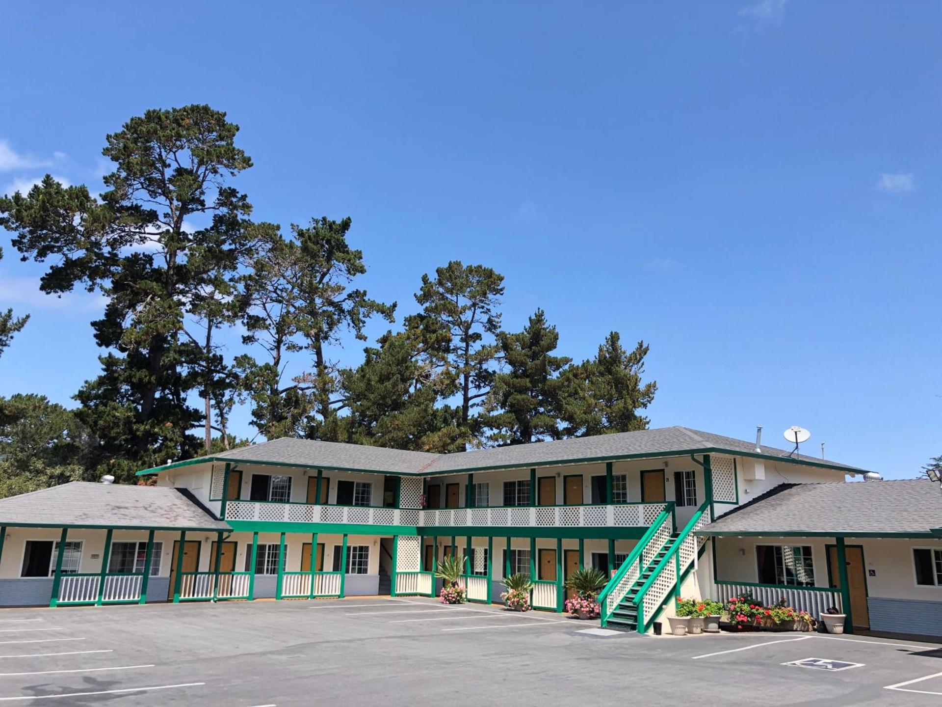 Monterey Pines Inn photo 3