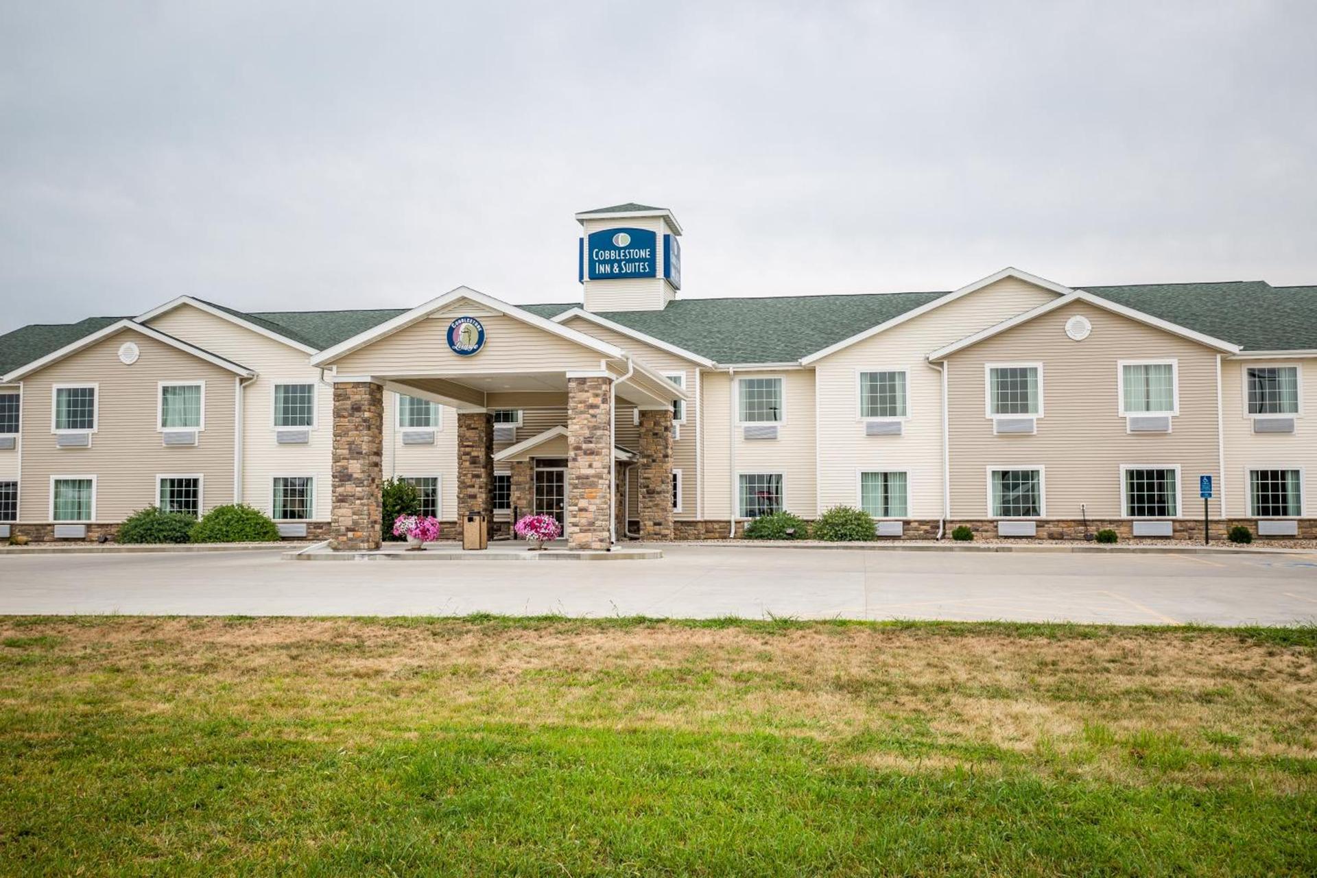 Cobblestone Inn & Suites-Winterset photo 1