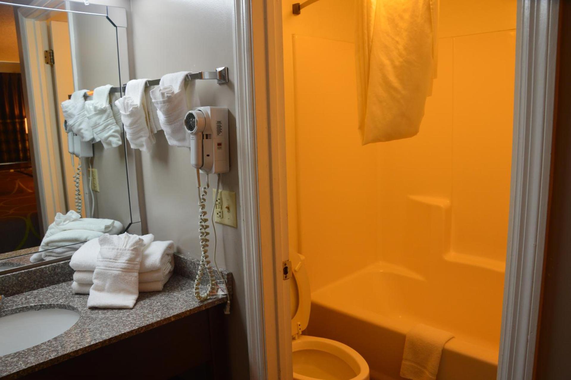 Super 8 by Wyndham Madison photo 18