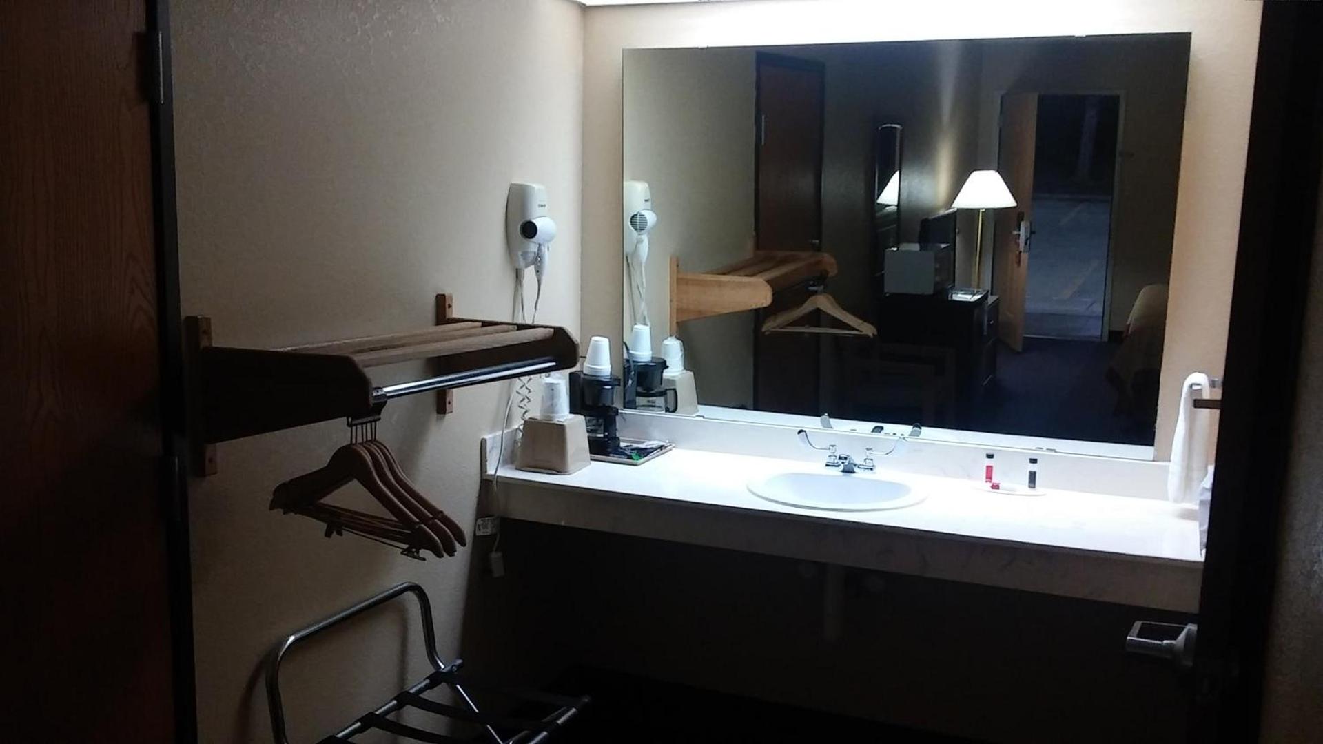 Super 8 by Wyndham Mount Vernon photo 18