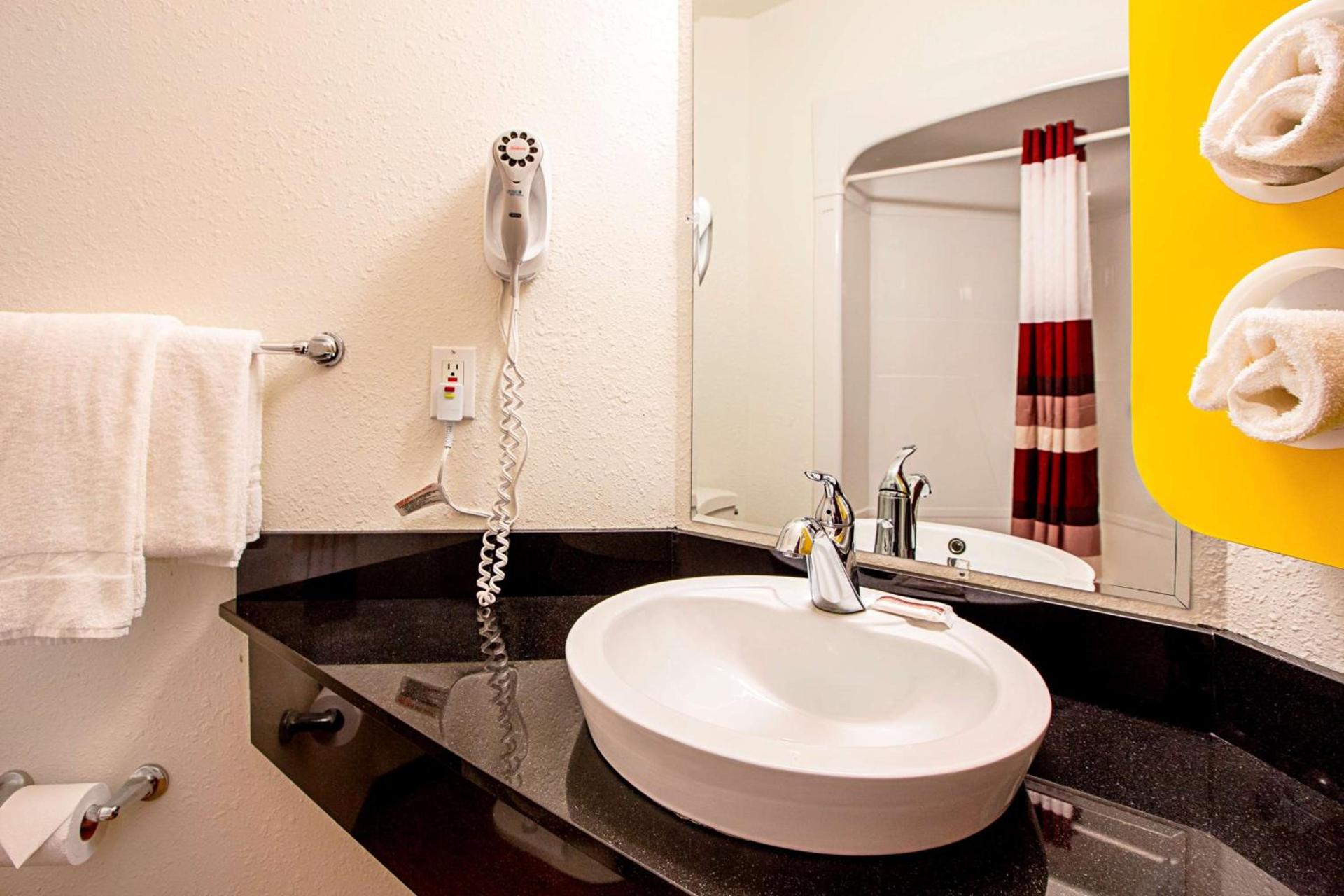 Seasons Inn Traverse City photo 16