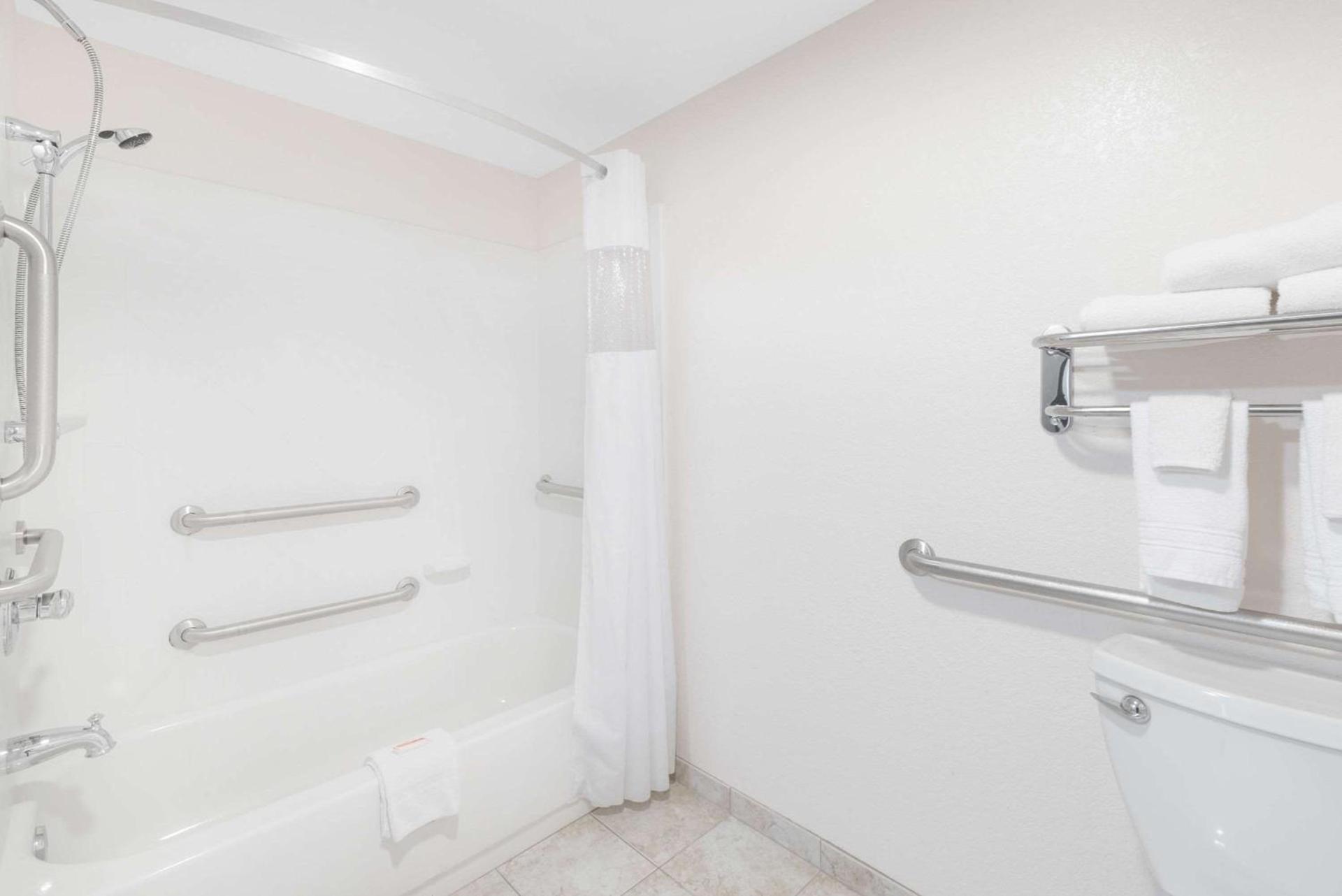 Days Inn by Wyndham Bismarck photo 46