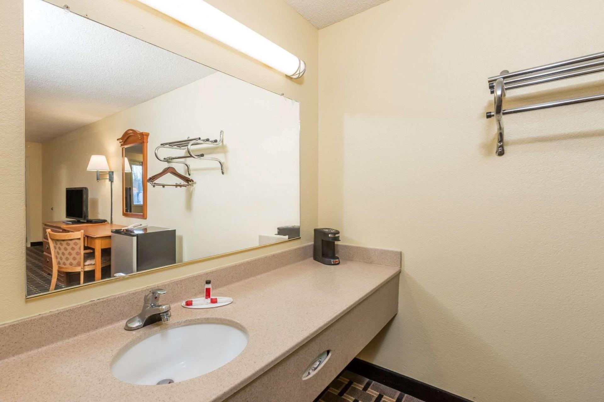 Super 8 by Wyndham Indianapolis-Southport Rd photo 11