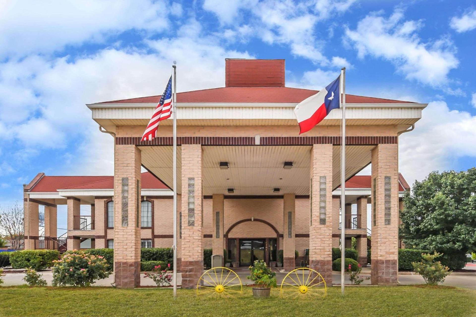 Days Inn by Wyndham Granbury photo 2