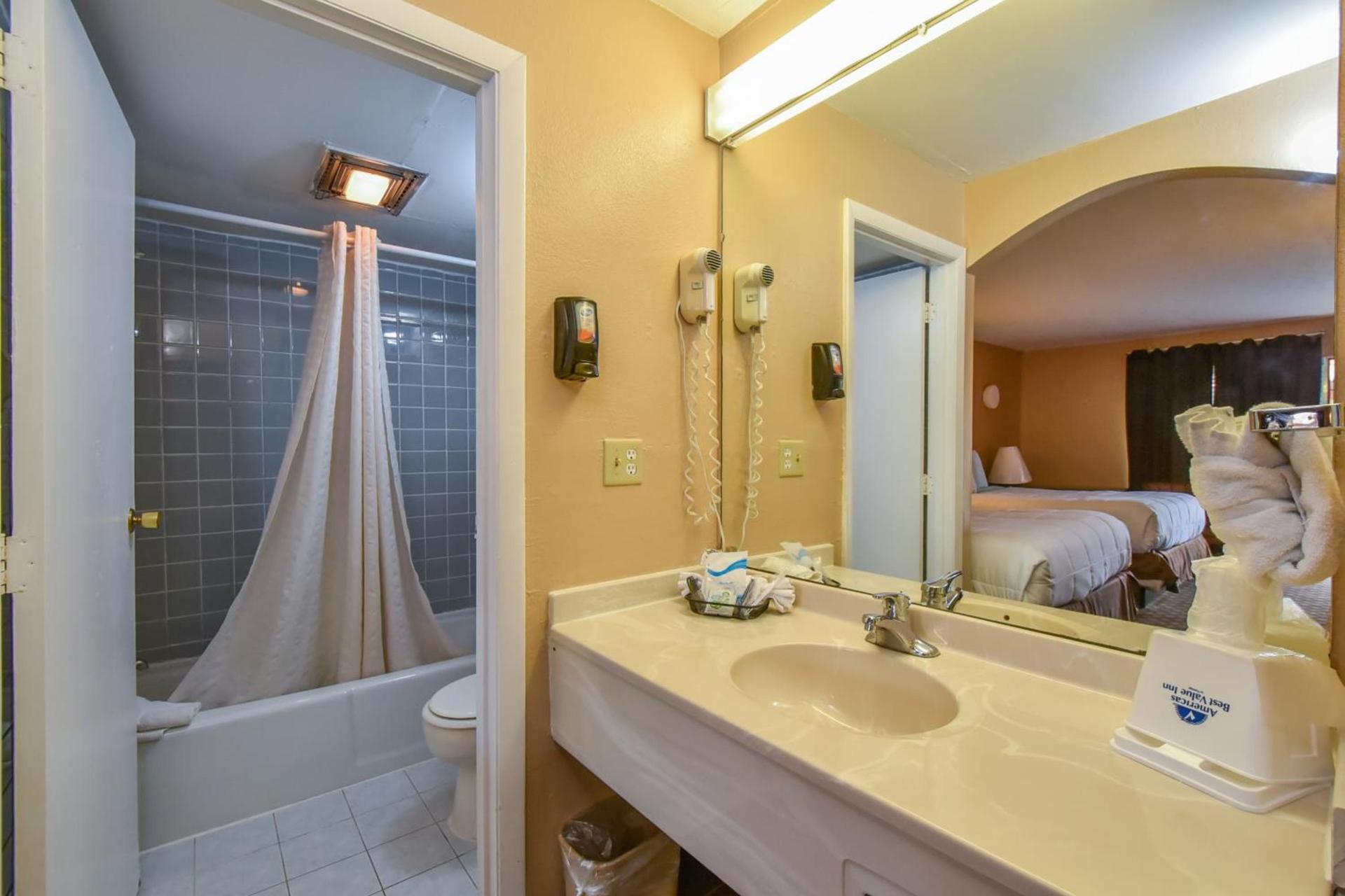 Americas Best Value Inn & Suites Williamstown photo 24