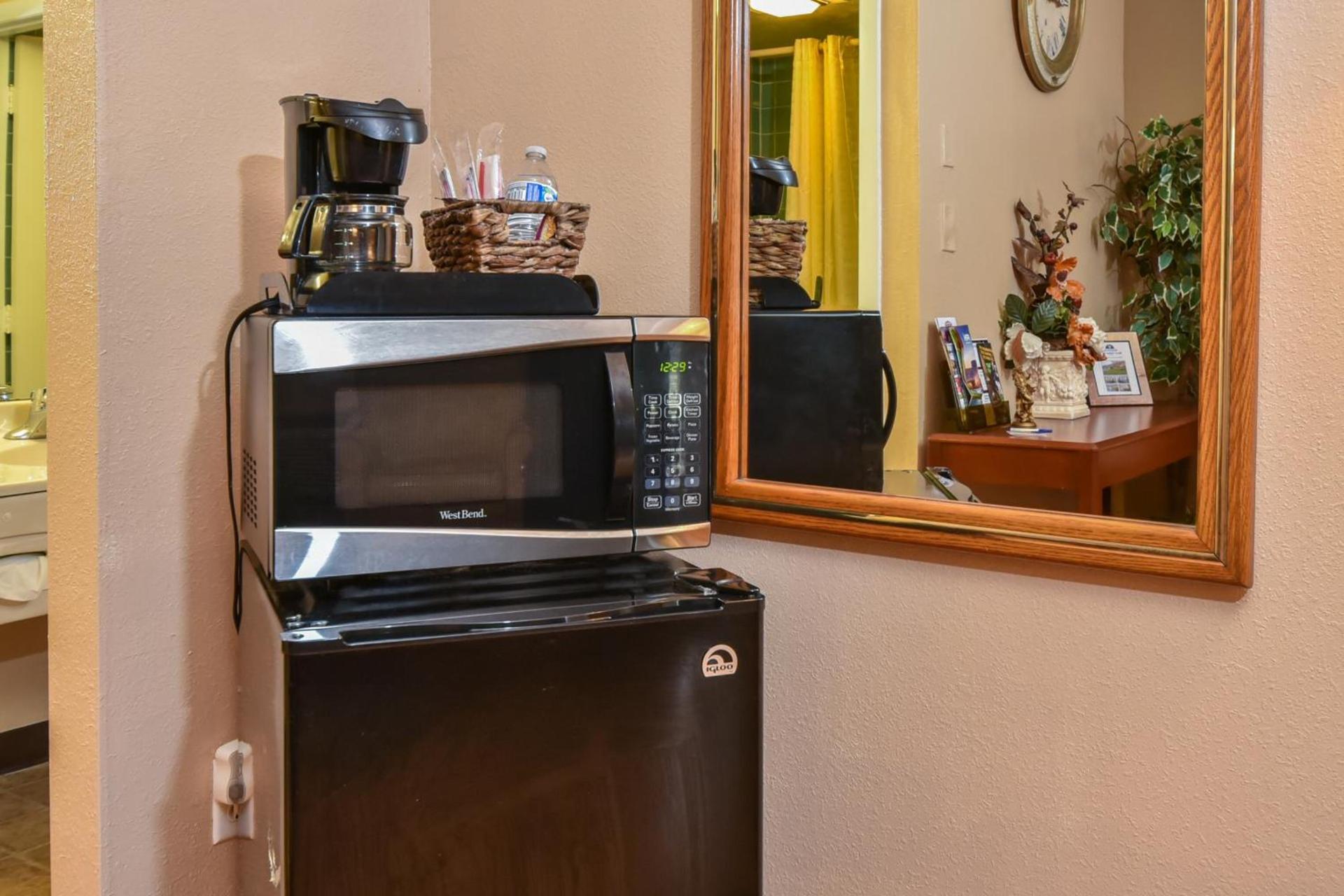 Americas Best Value Inn & Suites Williamstown photo 10