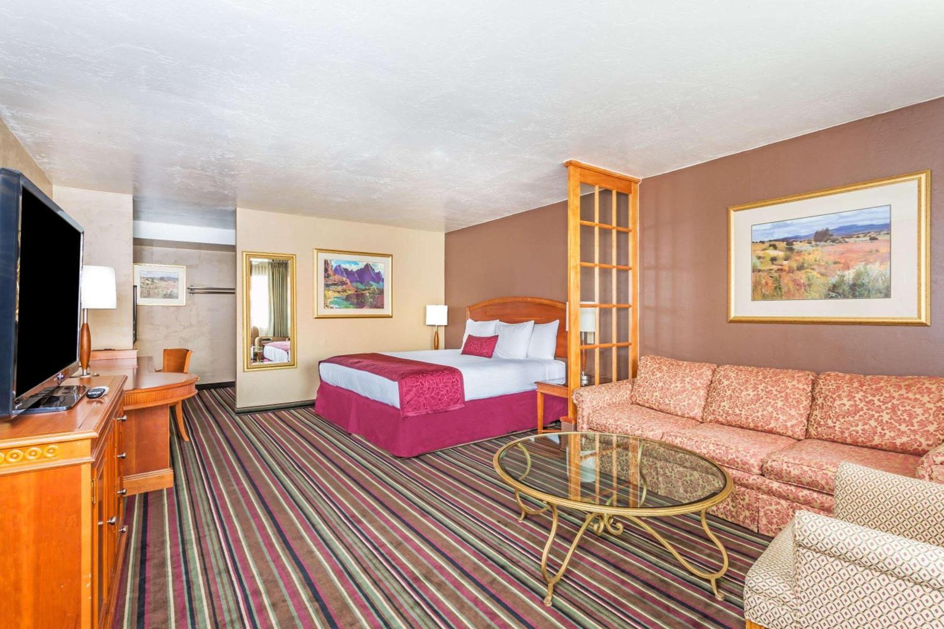Days Inn & Suites by Wyndham Logan photo 13